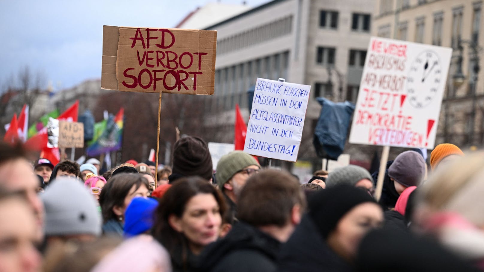 Hintergrund der Proteste ist ein Geheimtreffen von AfD-Politkern, Neonazis und Unternehmern, das vergangene Woche von der Rechercheplattform Correctiv enthüllt würde.