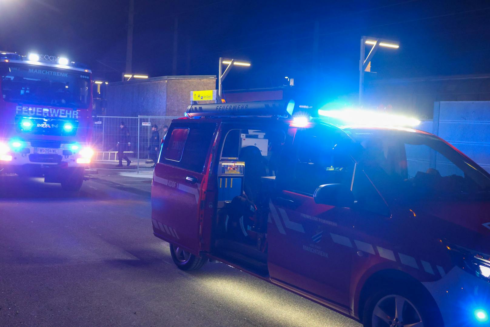 Drei Feuerwehren wurden in der Nacht auf Samstag mit dem Einsatzstichwort "Brand Zug" zum Bahnhof nach Marchtrenk (Bezirk Wels-Land) alarmiert.