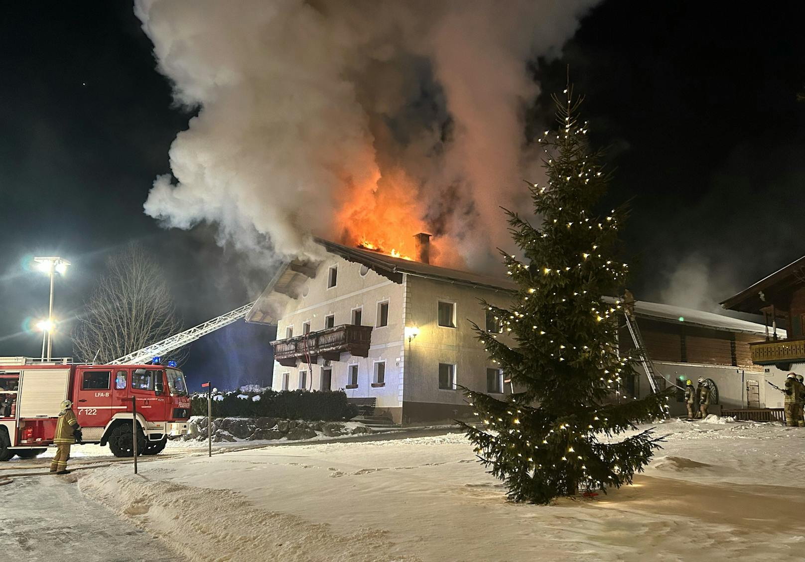 Aus bisher unbekannter Ursache ist am Freitag ein Bauernhof in St. Ulrich am Pillersee in Brand geraten. Eine 87-Jährige und 30 Tiere konnten unverletzt in Sicherheit gebracht werden.