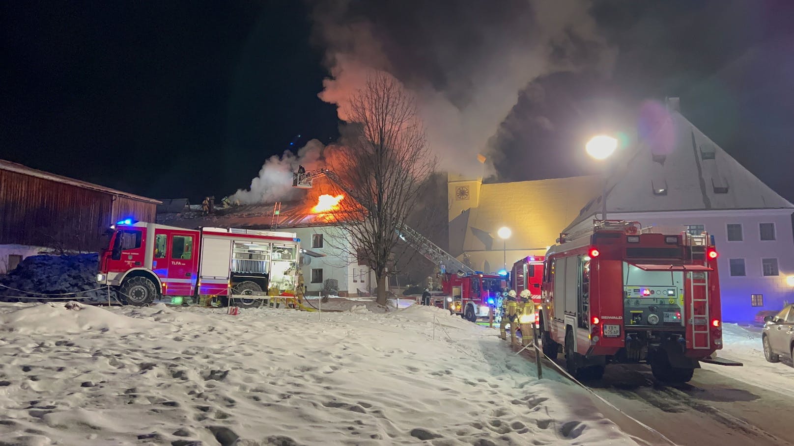 Aus bisher unbekannter Ursache ist am Freitag ein Bauernhof in St. Ulrich am Pillersee in Brand geraten. Eine 87-Jährige und 30 Tiere konnten unverletzt in Sicherheit gebracht werden.