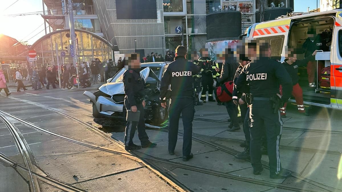 Der graue Skoda ist ein Totalschaden.