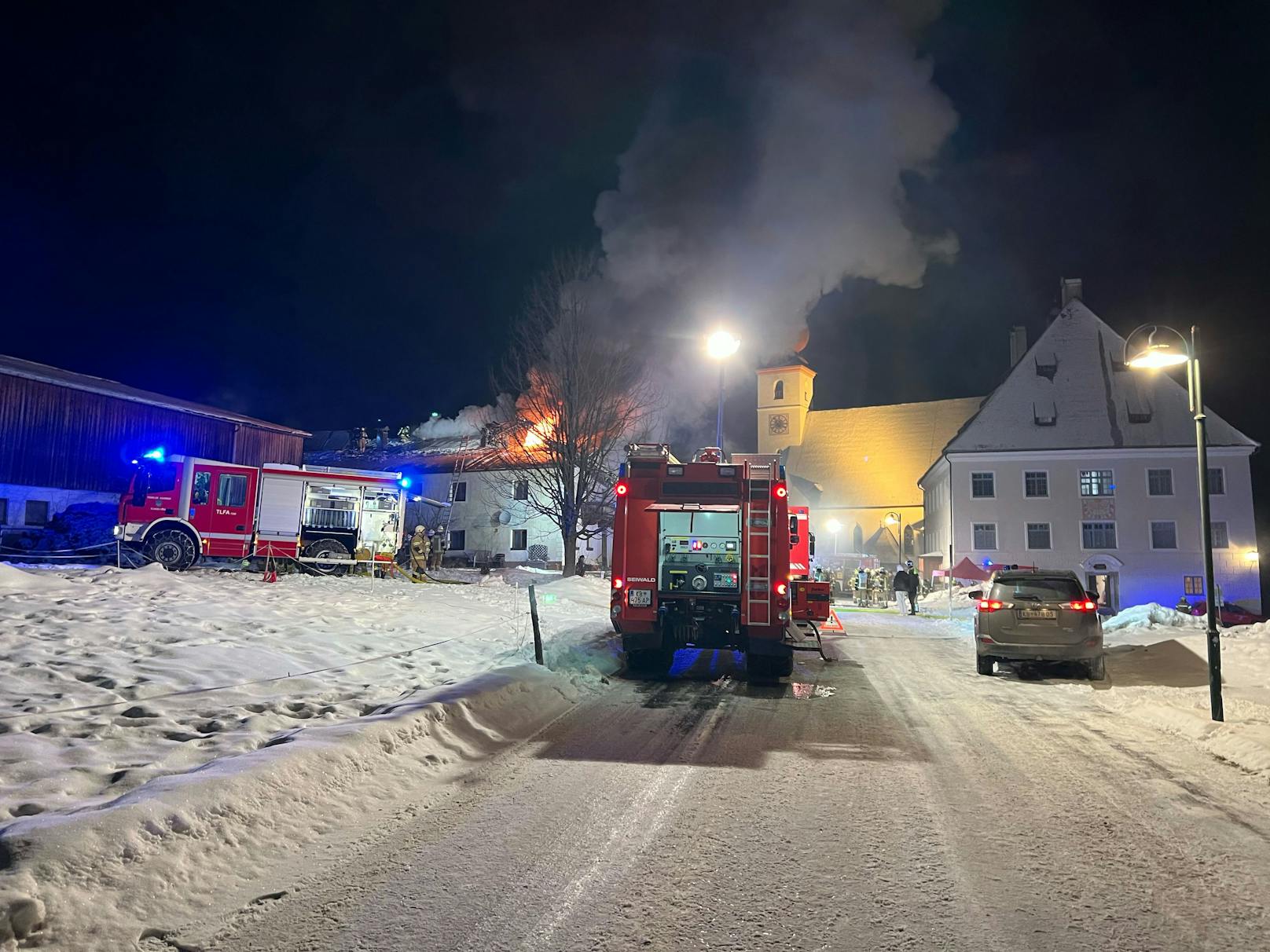 Aus bisher unbekannter Ursache ist am Freitag ein Bauernhof in St. Ulrich am Pillersee in Brand geraten. Eine 87-Jährige und 30 Tiere konnten unverletzt in Sicherheit gebracht werden.