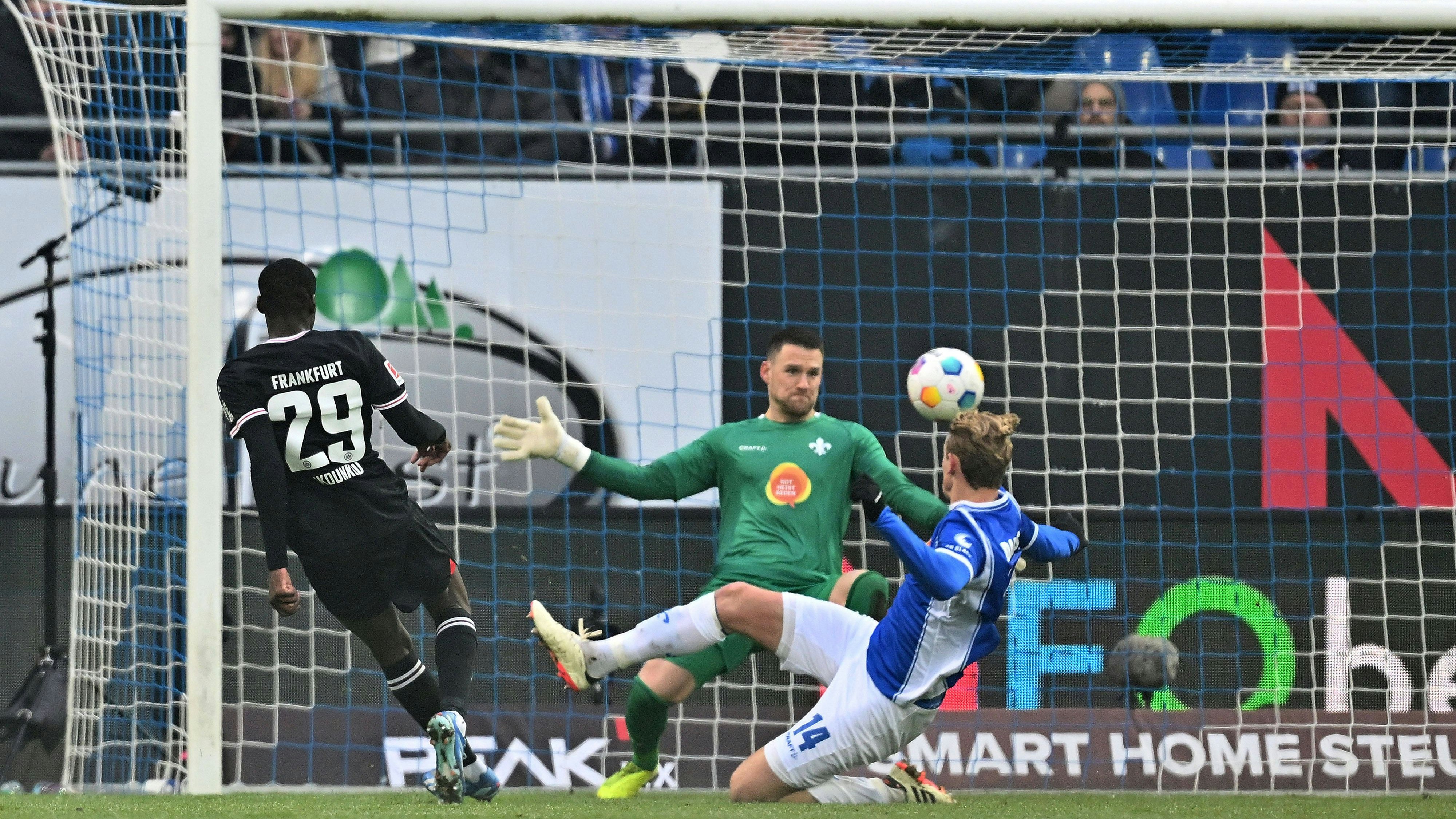 Christoph Klarer trifft für Darmstadt. 