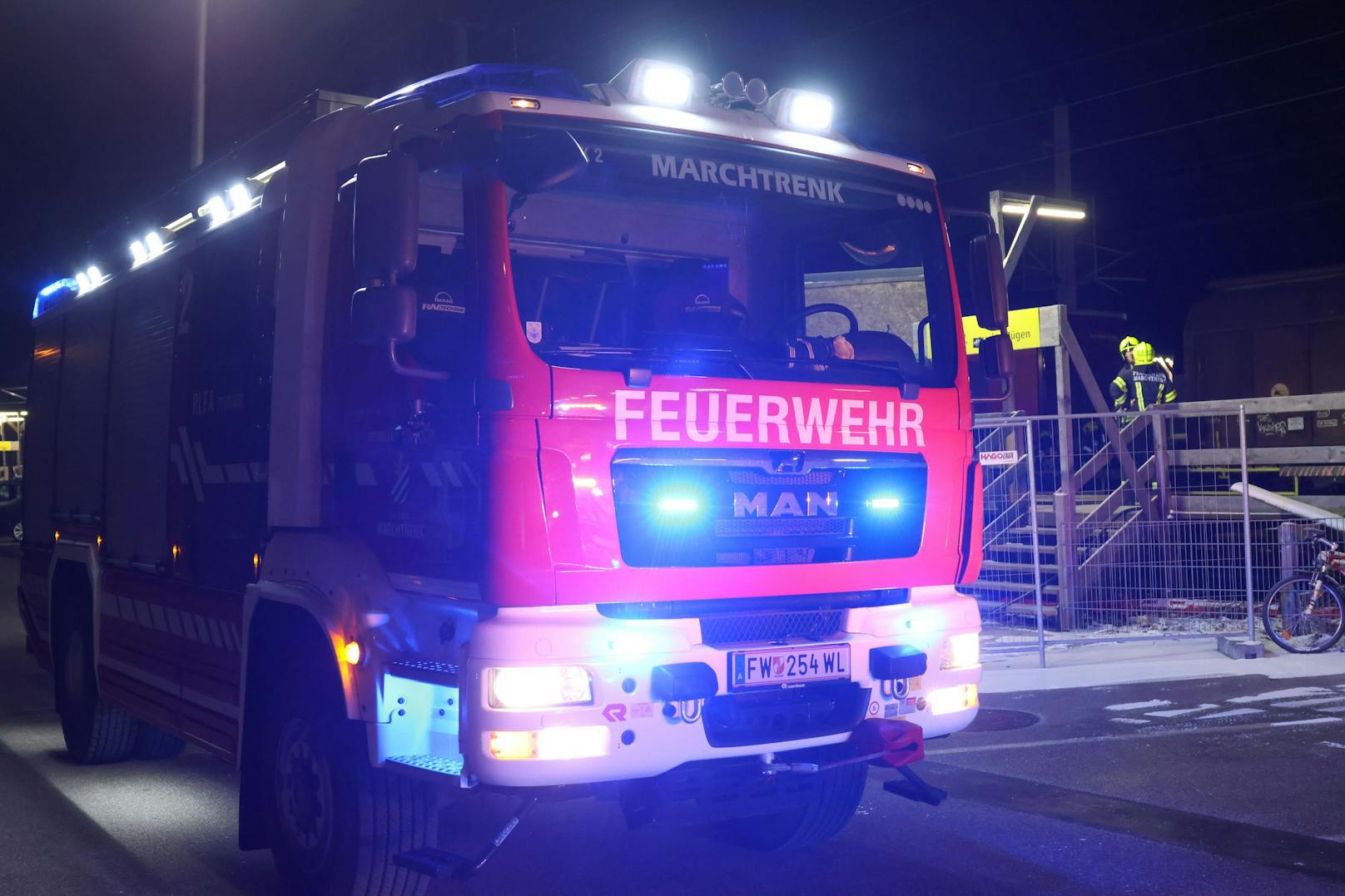 Drei Feuerwehren wurden in der Nacht auf Samstag mit dem Einsatzstichwort "Brand Zug" zum Bahnhof nach Marchtrenk (Bezirk Wels-Land) alarmiert.