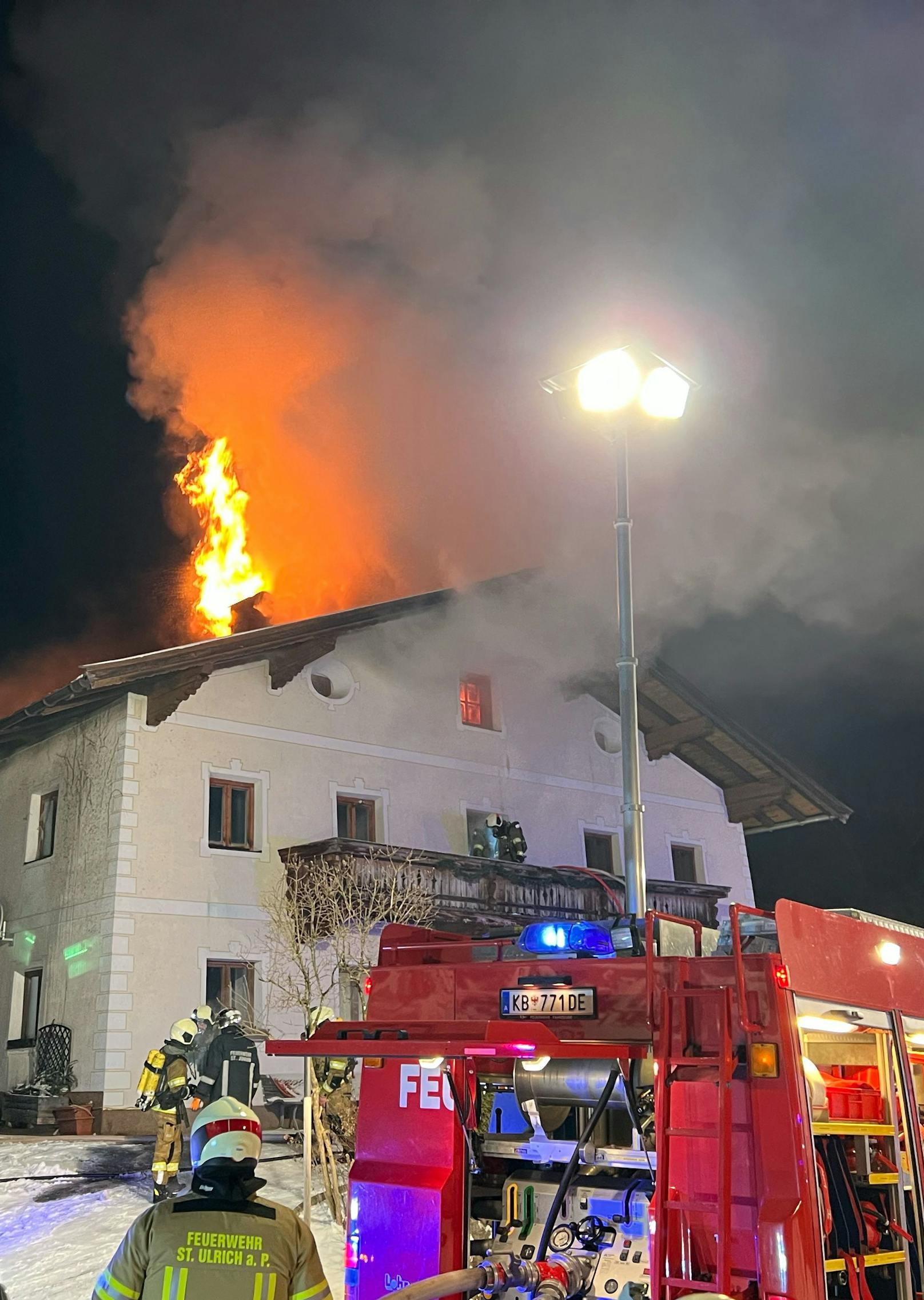 Aus bisher unbekannter Ursache ist am Freitag ein Bauernhof in St. Ulrich am Pillersee in Brand geraten. Eine 87-Jährige und 30 Tiere konnten unverletzt in Sicherheit gebracht werden.