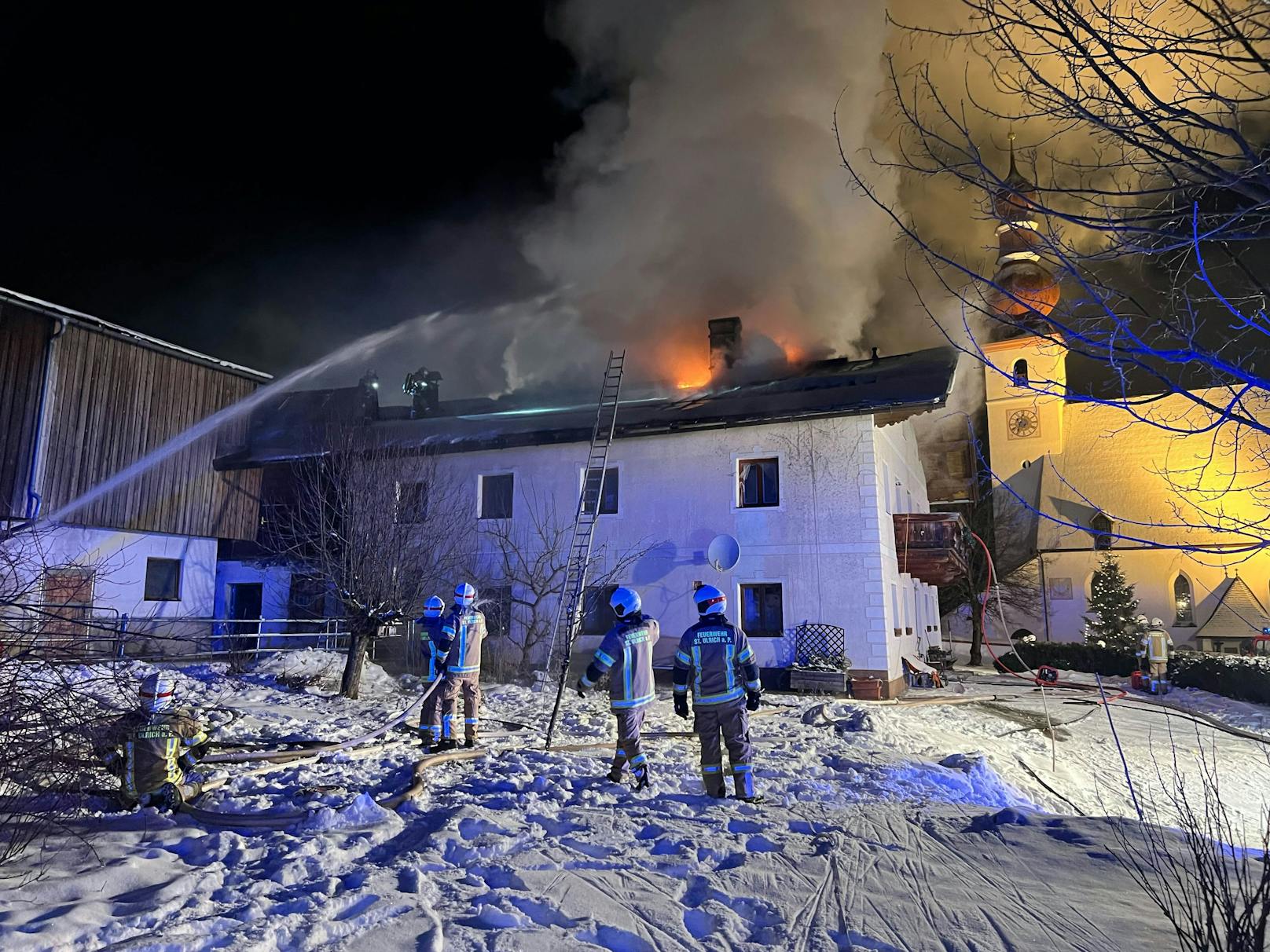 Aus bisher unbekannter Ursache ist am Freitag ein Bauernhof in St. Ulrich am Pillersee in Brand geraten. Eine 87-Jährige und 30 Tiere konnten unverletzt in Sicherheit gebracht werden.