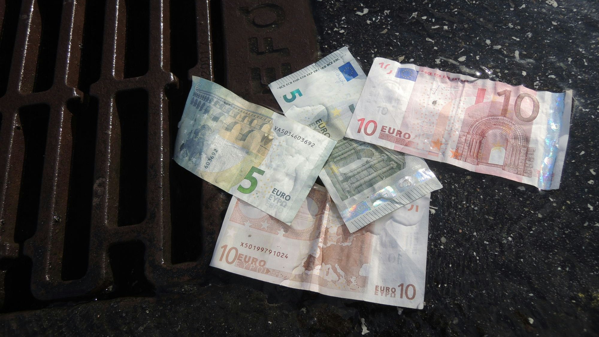 Nach dem Missgeschick der Frau wurde das Geld auf der Straße verteilt. Symbolbild. 