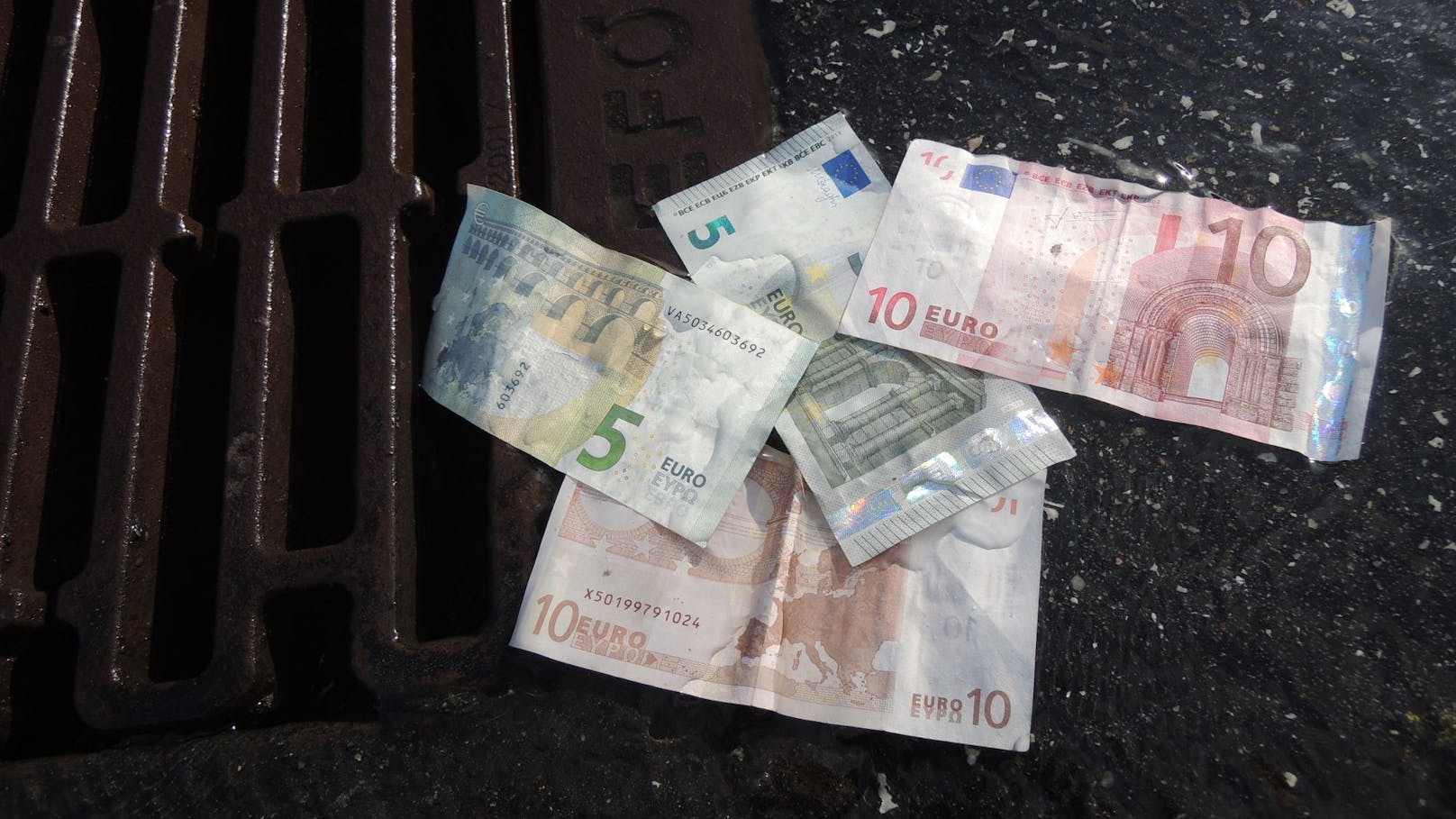Plötzlich lagen Tausende Euro auf der Straße
