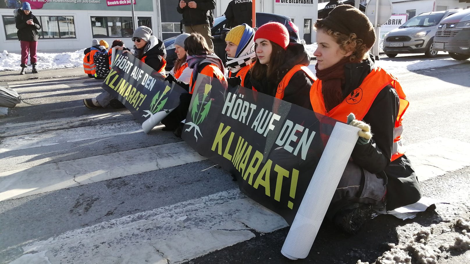 "Wir machen weiter": Klimakleber mit knallharter Ansage