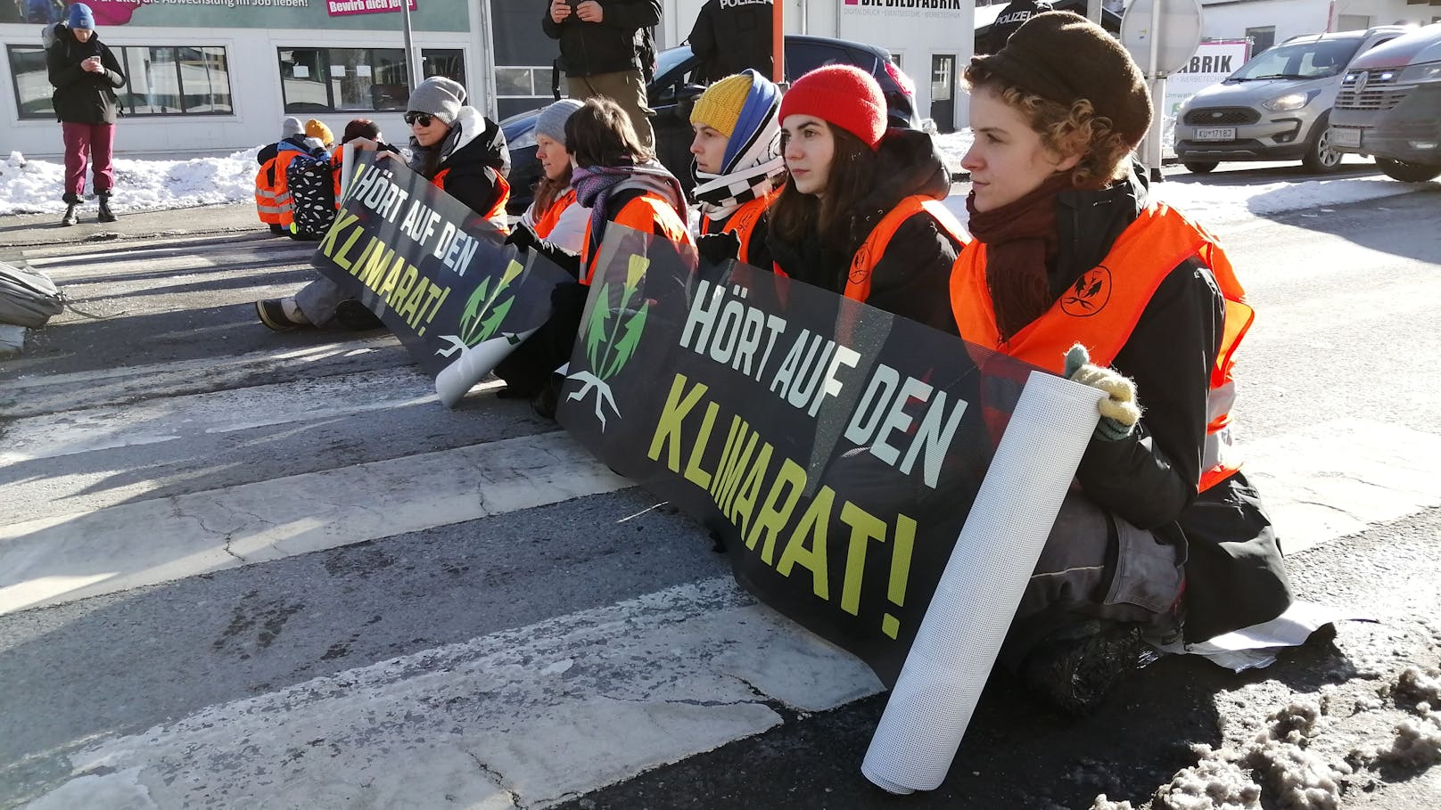 "Wir machen weiter": Klimakleber mit knallharter Ansage