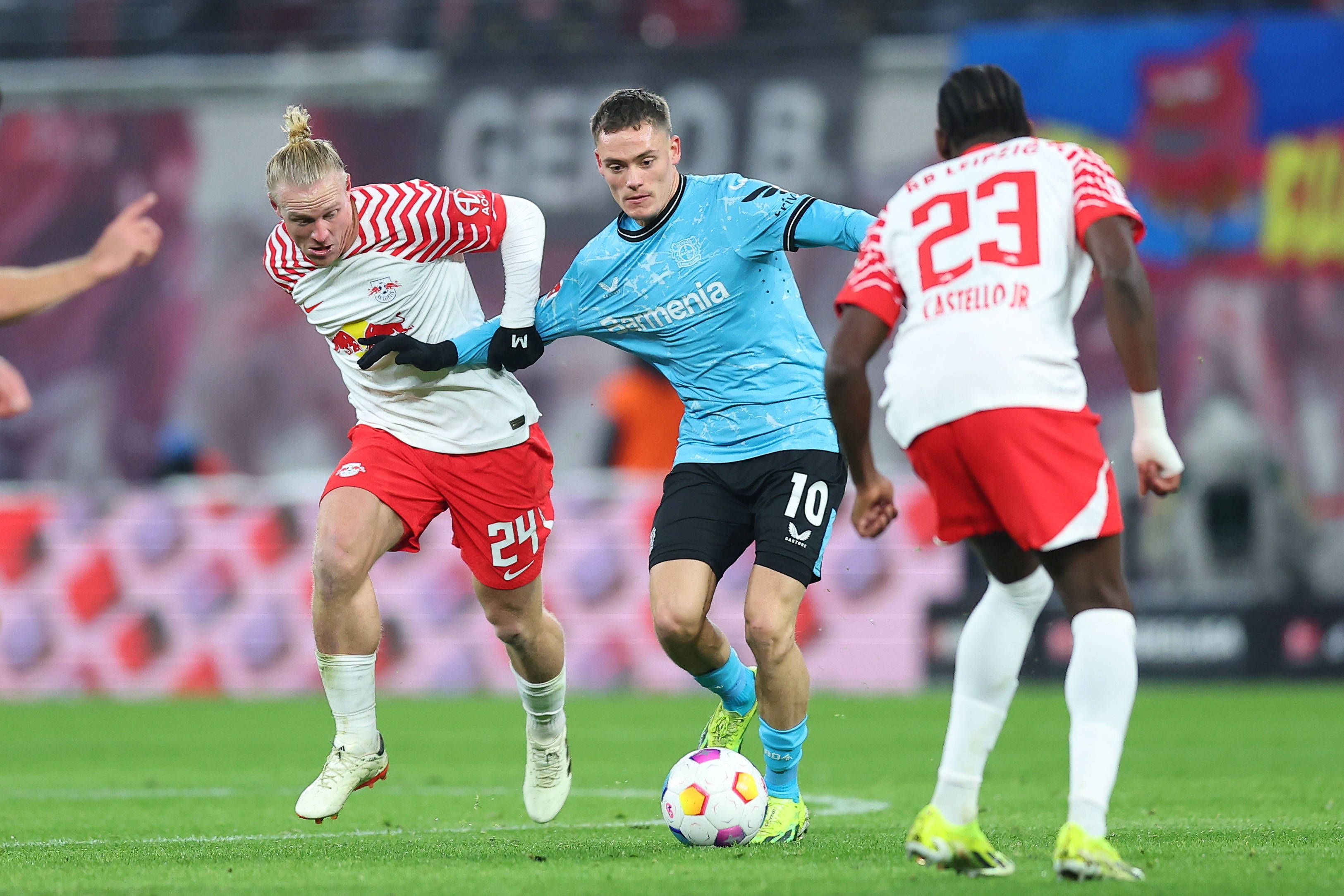 Xaver Schlager im Duell mit Bayer Leverkusen.