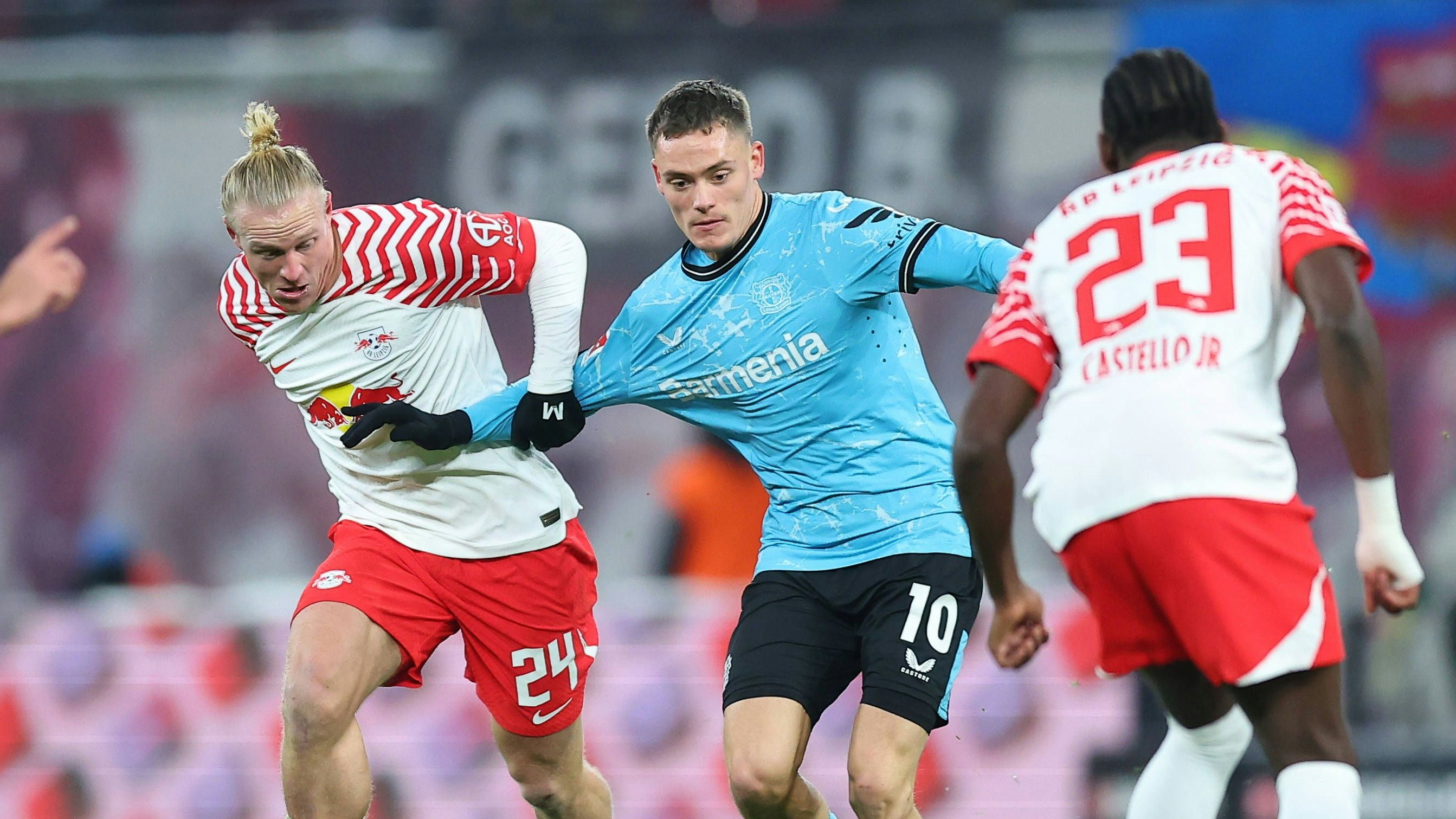 Xaver Schlager im Duell mit Bayer Leverkusen. 