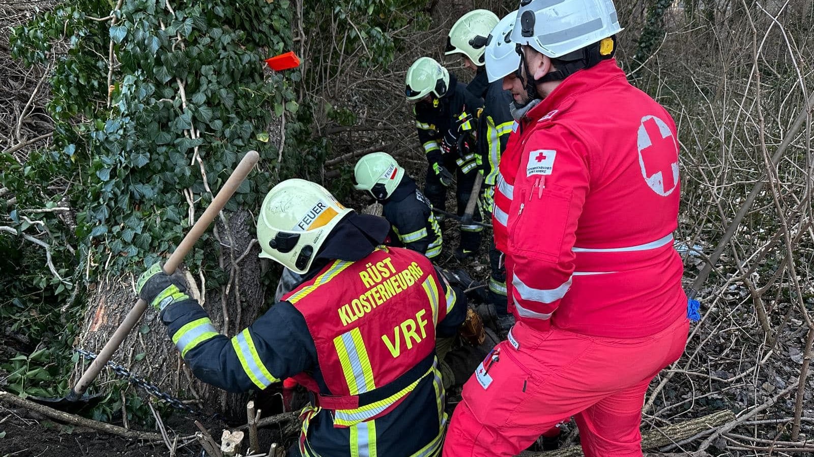Die Feuerwehr befreite den Mann aus seiner misslichen Lage.