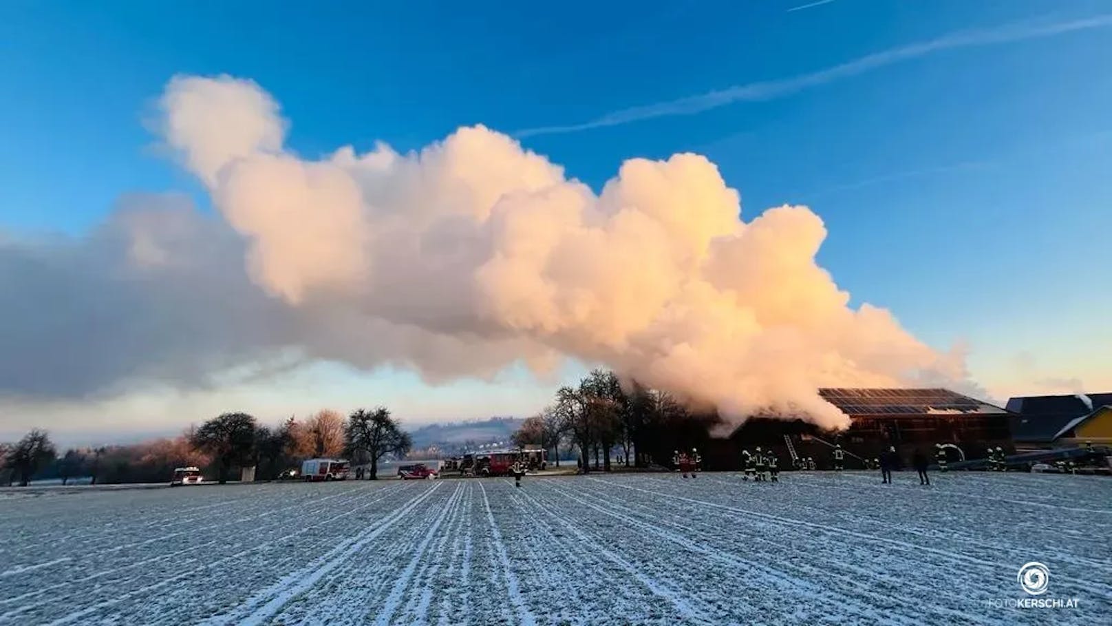 Die Feuerwehr Bad Schallerbach schloss sich um 07:51 Uhr als Verstärkung den Löscharbeiten an. Die winterlichen Bedingungen erschwerten die anspruchsvollen Einsatzbedingungen.