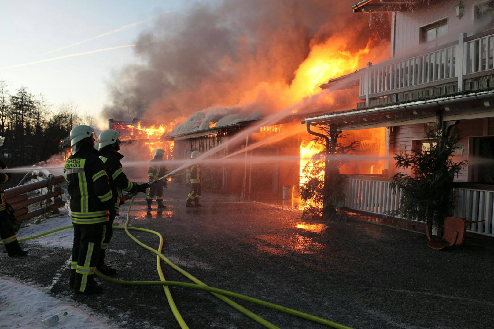 Derzeit versucht die Feuerwehr, einige Gebäude kontrolliert abbrennen zu lassen.