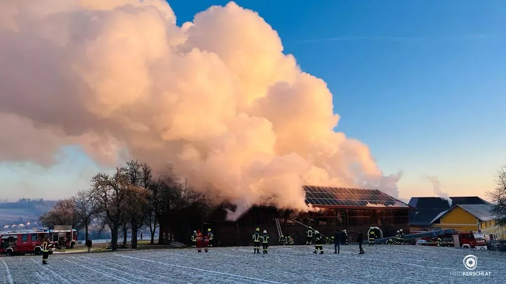 Dichte Rauchwolken, die über das betroffene Gebiet aufstiegen, waren weithin sichtbar