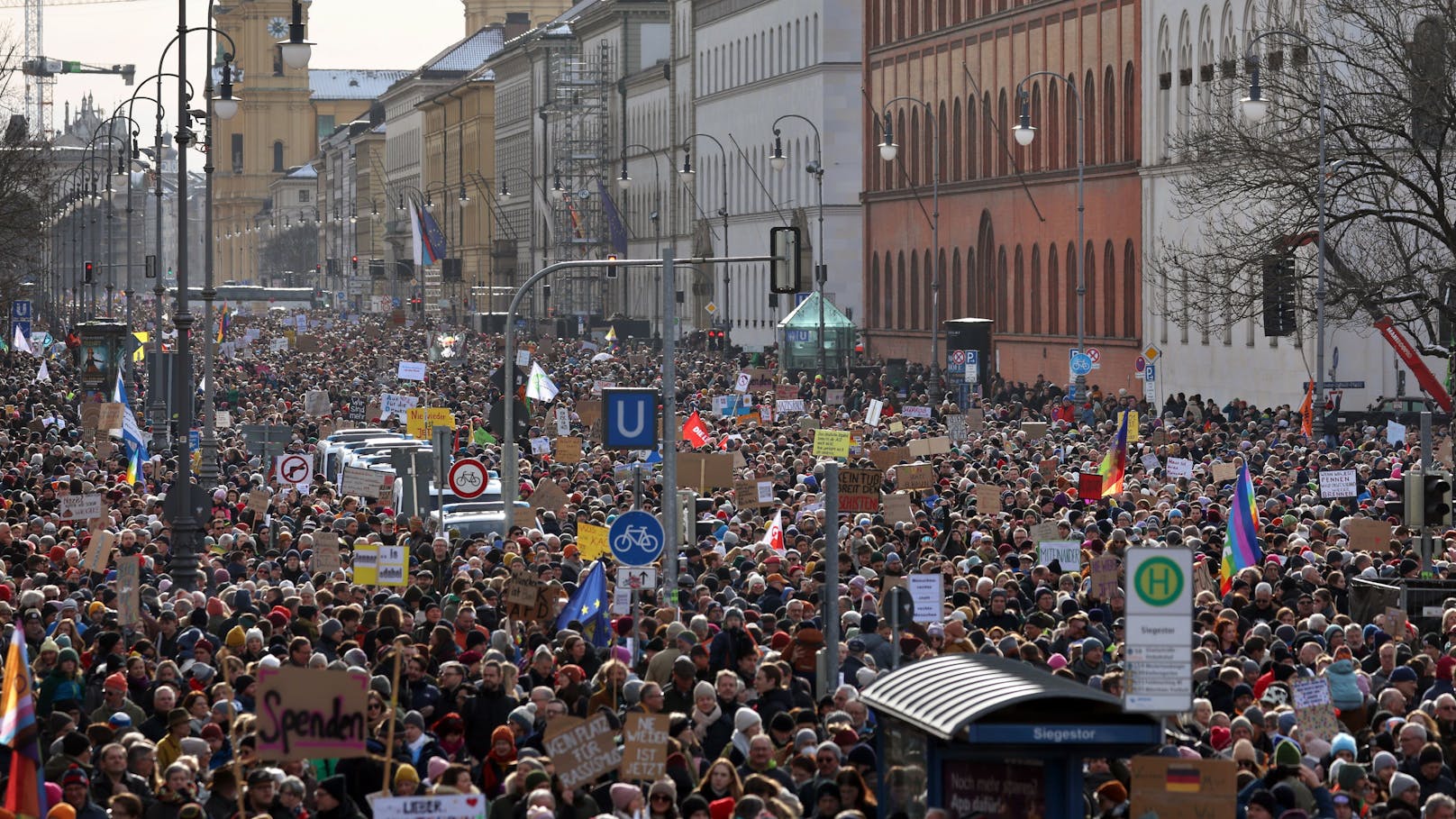 An der Demonstration gegen Rechts in München nahmen am Sonntag (21.01.2024) mehr als 100.000 Personen teil. 