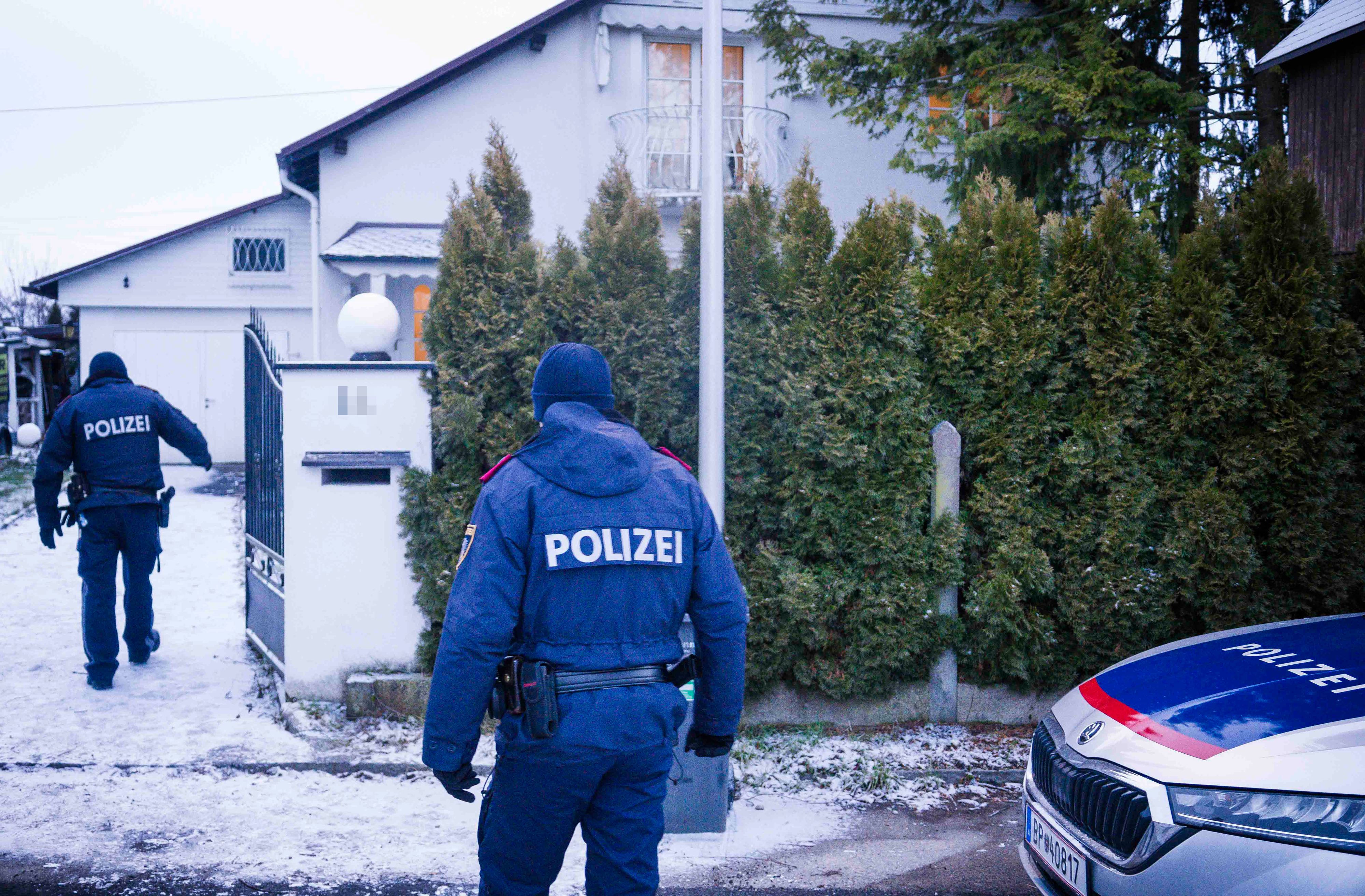 Polizisten vor dem Haus in Obernberg (Bez. Ried im Innkreis), in dem die schreckliche Tat passiert ist. 