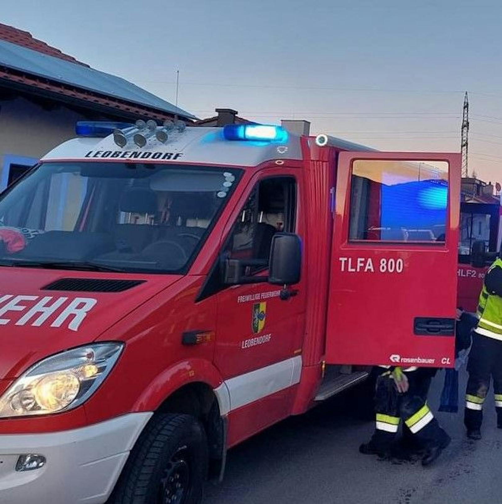 Eisdrama in Leobendorf: Die Feuerwehr rettete den Teenager.