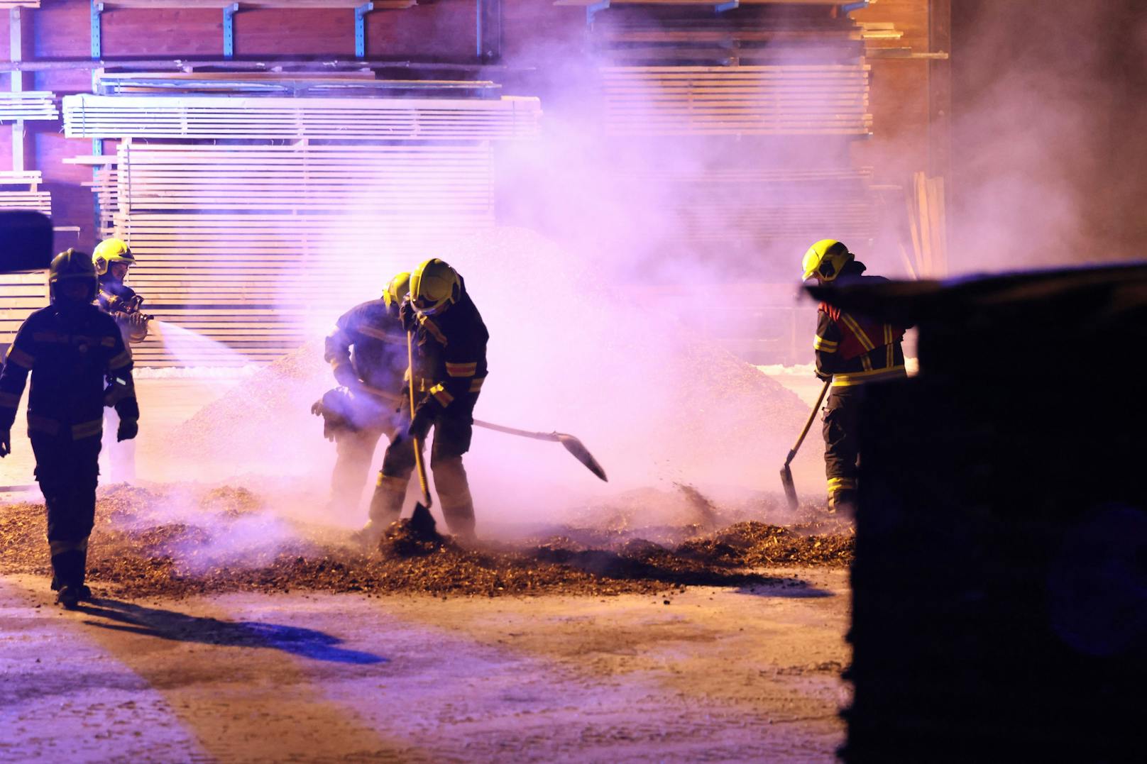 Drei Feuerwehren standen in der Nacht auf Sonntag bei einem Brand in einem Hackschnitzellager in Vorchdorf (Bezirk Gmunden) im Einsatz.