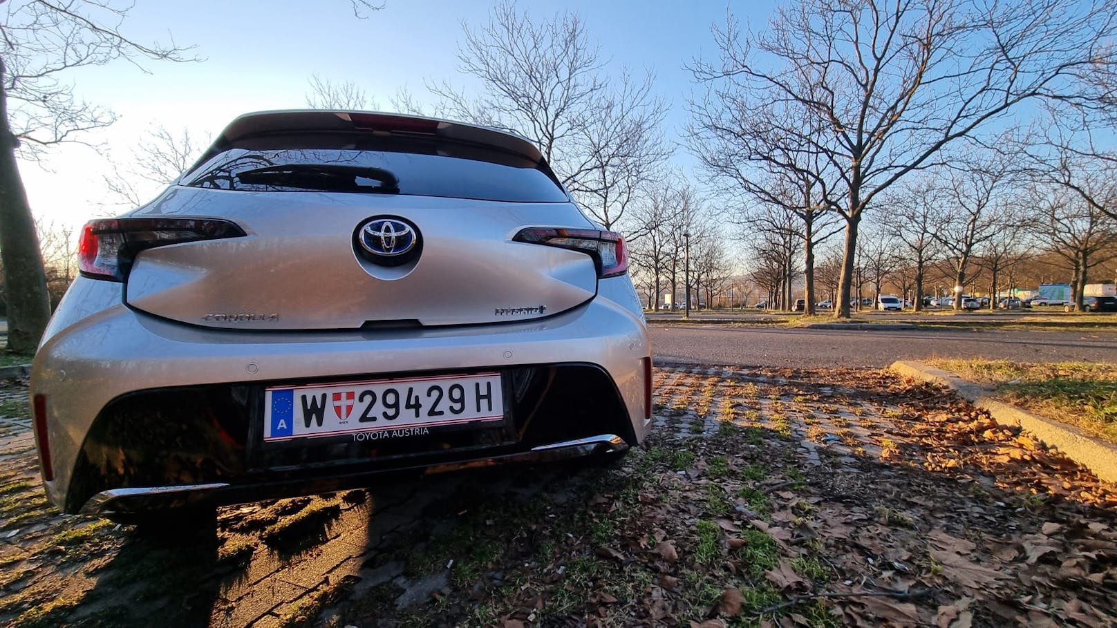 Dazu kommt der Toyota Corolla 1,8 Hybrid Active Drive – abweichend zur Basisversion Active – mit 17'' Leichtmetallfelgen mit 5-Doppelspeichen, abgedunkelten Scheiben ab der zweiten Sitzreihe, Bi-LED Scheinwerfern sowie LED-Nebelscheinwerfern.