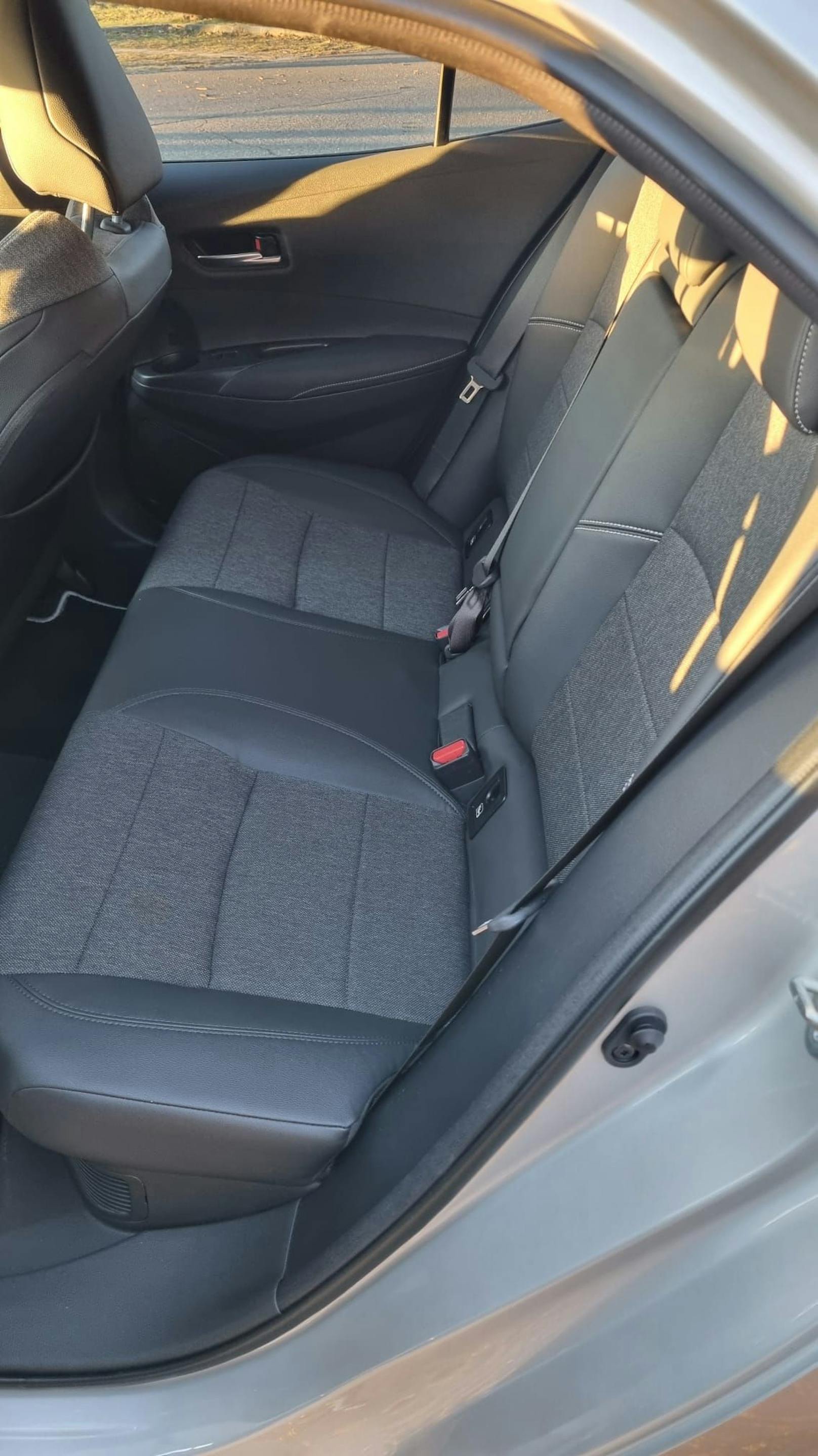 Ein Blick in den Innenraum des Toyota Corolla – genug Platz für eine Familie. Der Kompaktwagen der Mitteklasse ist vom Platz her aber kein SUV.
