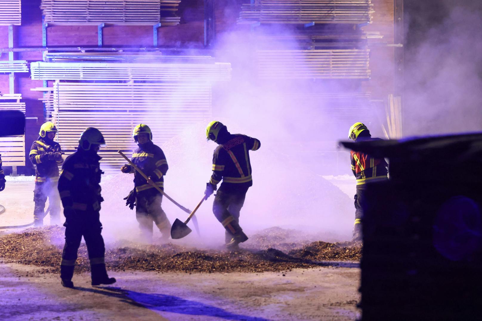 Drei Feuerwehren standen in der Nacht auf Sonntag bei einem Brand in einem Hackschnitzellager in Vorchdorf (Bezirk Gmunden) im Einsatz.