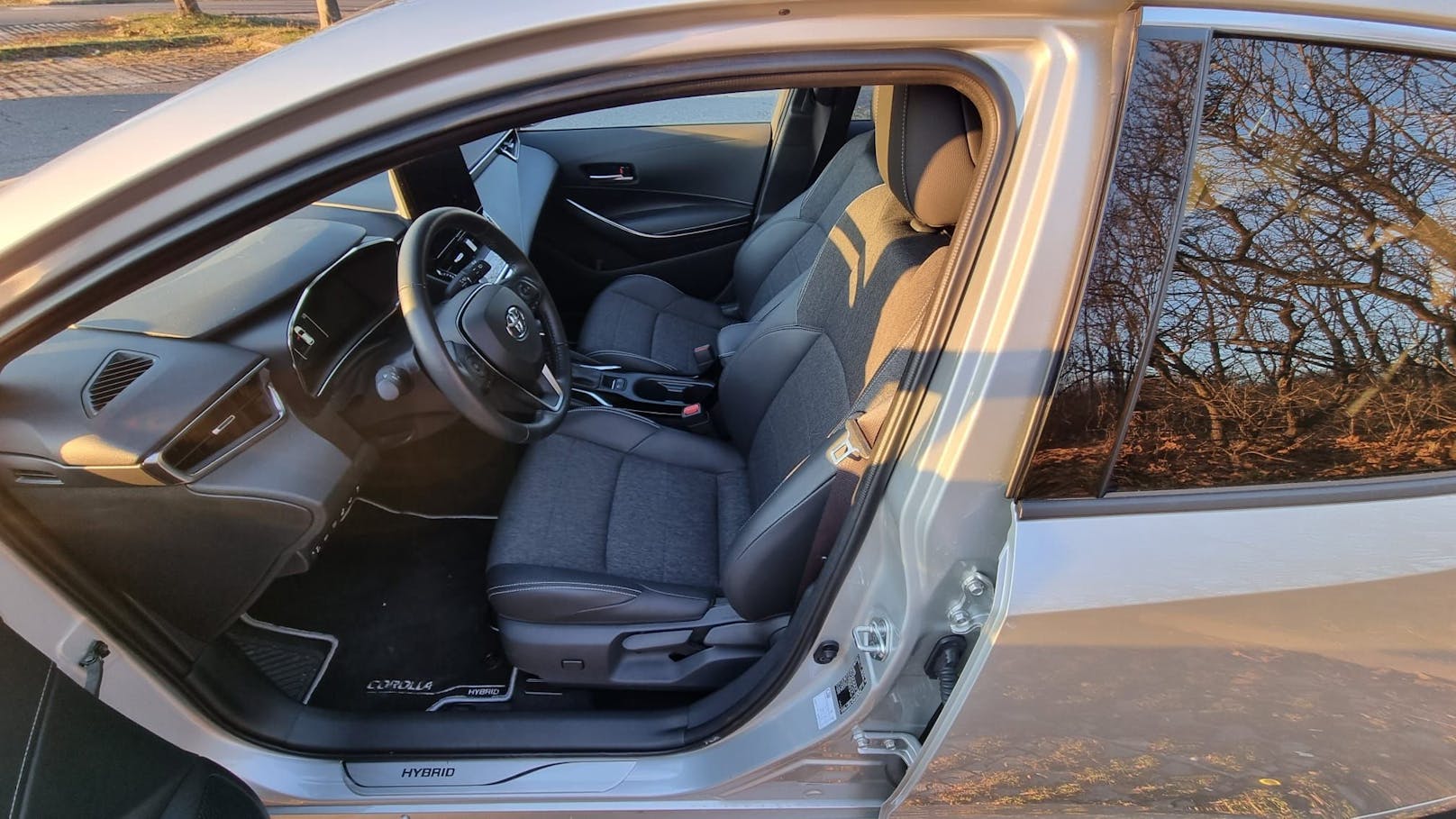 Im Innenraum des neuen Toyota Corolla wartet aber nicht nur eine aufgeputzte Optik inklusive Teilledersitze, 3-Speichenlenkrad samt Schnellfunktionen, ein überarbeitetes Armaturenbrett mit Softtouch-Oberflächen sowie eine ambiente Beleuchtung auf den Fahrer, sondern auch das neueste Toyota Smart Connect Multimediasystem.