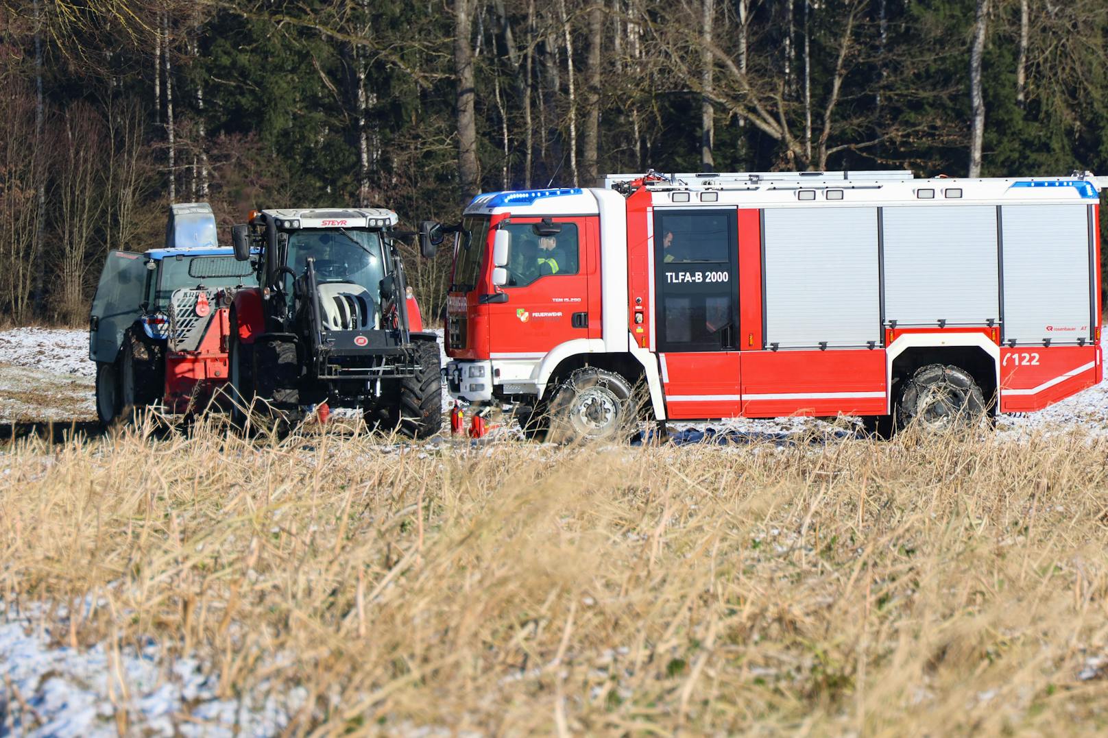 Ein Traktorbrand sorgte am Samstag in Edt bei Lambach (Bezirk Wels-Land) für einen Einsatz von zwei Feuerwehren.