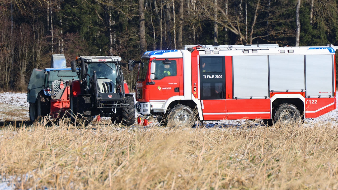 Heute.at - Motorraum von Traktor geht plötzlich in Flammen auf