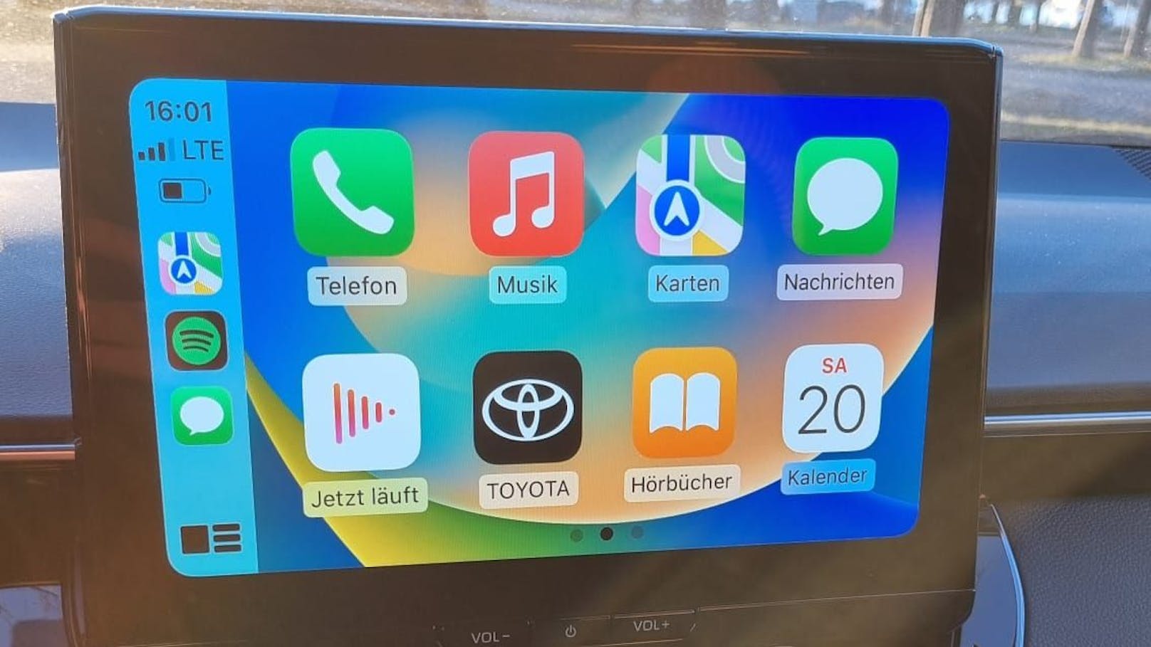 Der neue 10,5-Zoll-Touchscreen lässt sich ganz einfach mit dem Smartphone verbinden.