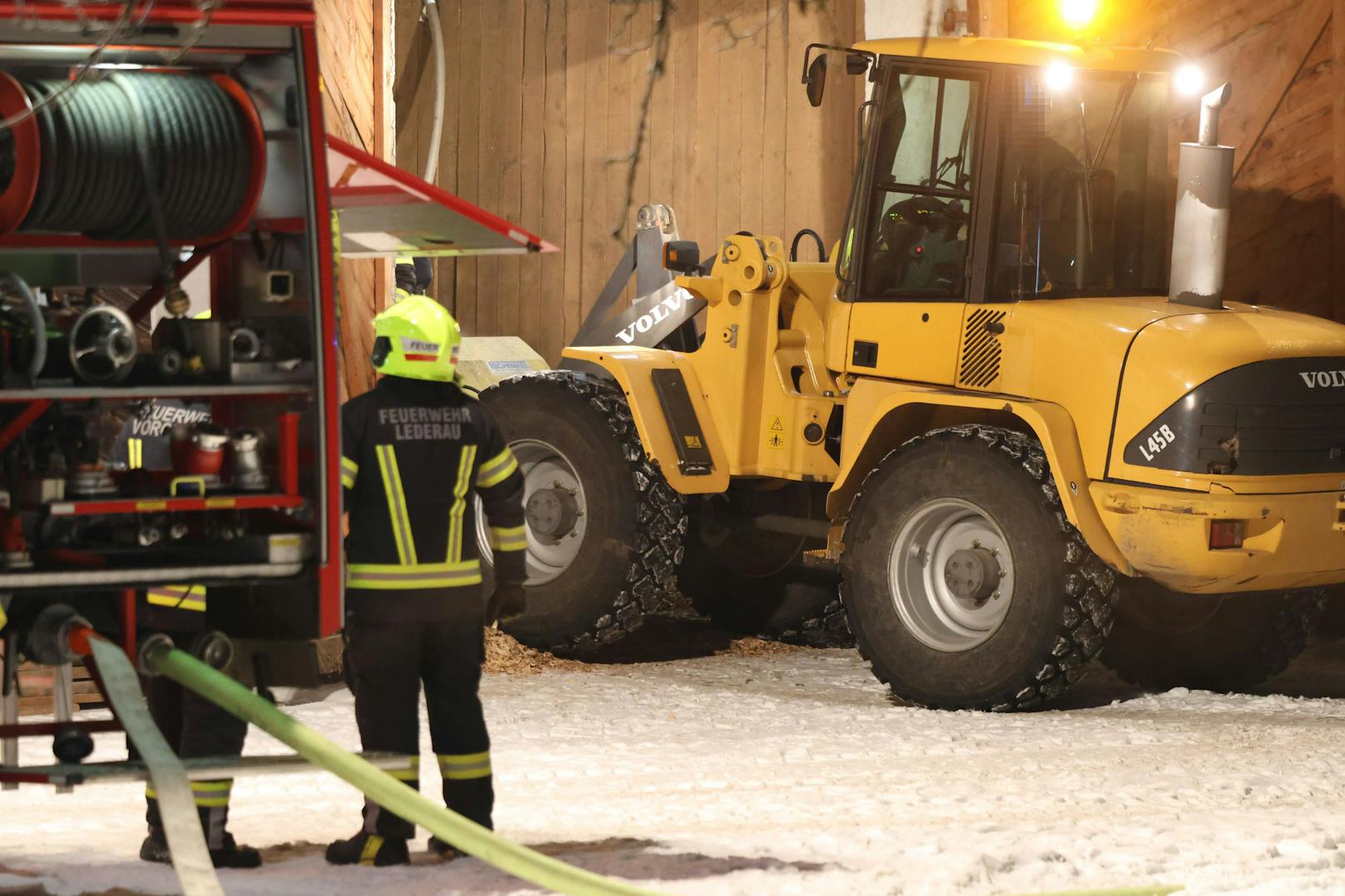 Drei Feuerwehren standen in der Nacht auf Sonntag bei einem Brand in einem Hackschnitzellager in Vorchdorf (Bezirk Gmunden) im Einsatz.