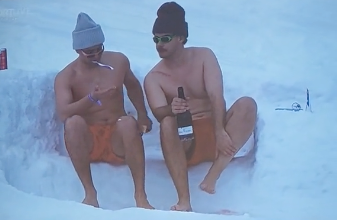 Schaumwein und Zahnpasta in Badehosen neben dem Ganslernhang.