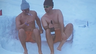 Schaumwein und Zahnpasta in Badehosen neben dem Ganslernhang.