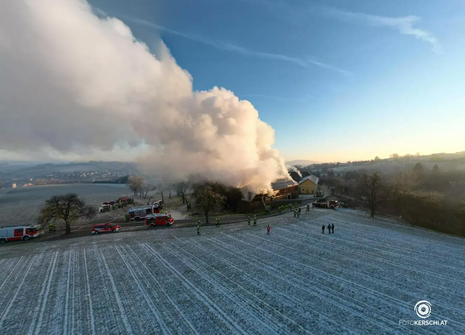 In den frühen Morgenstunden des 21. Jänner wurde ein Großaufgebot an Feuerwehreinheiten zu einem Brand in einem landwirtschaftlichen Anwesen in Trattenegg bei Schlüsslberg gerufen.