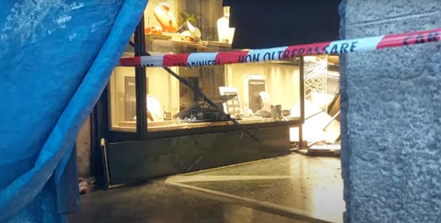 Einbrecher krachten mit einem Auto in die Auslage des Geschäfts in Italien.