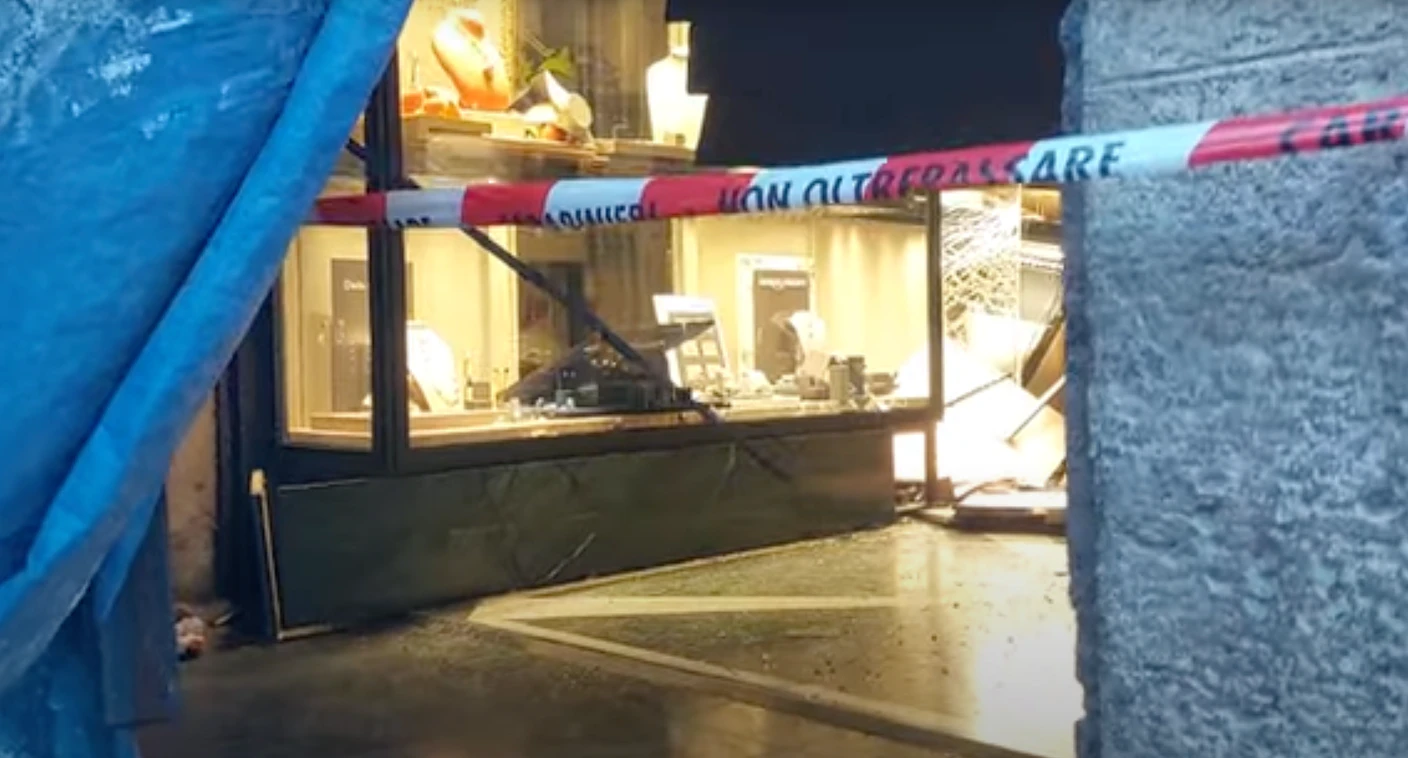 Einbrecher krachten mit einem Auto in die Auslage des Geschäfts in Italien.