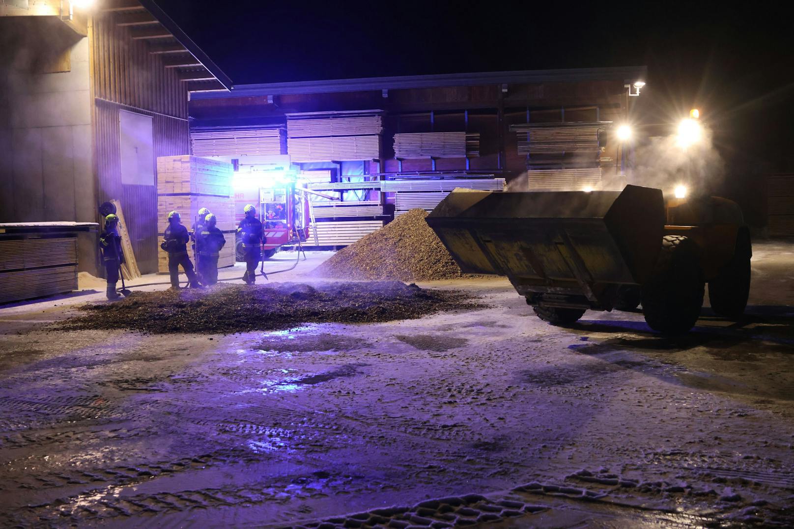 Drei Feuerwehren standen in der Nacht auf Sonntag bei einem Brand in einem Hackschnitzellager in Vorchdorf (Bezirk Gmunden) im Einsatz.