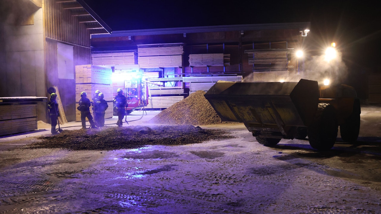 Heute.at - Radlader unterstützt Feuerwehr bei Einsatz in der Nacht