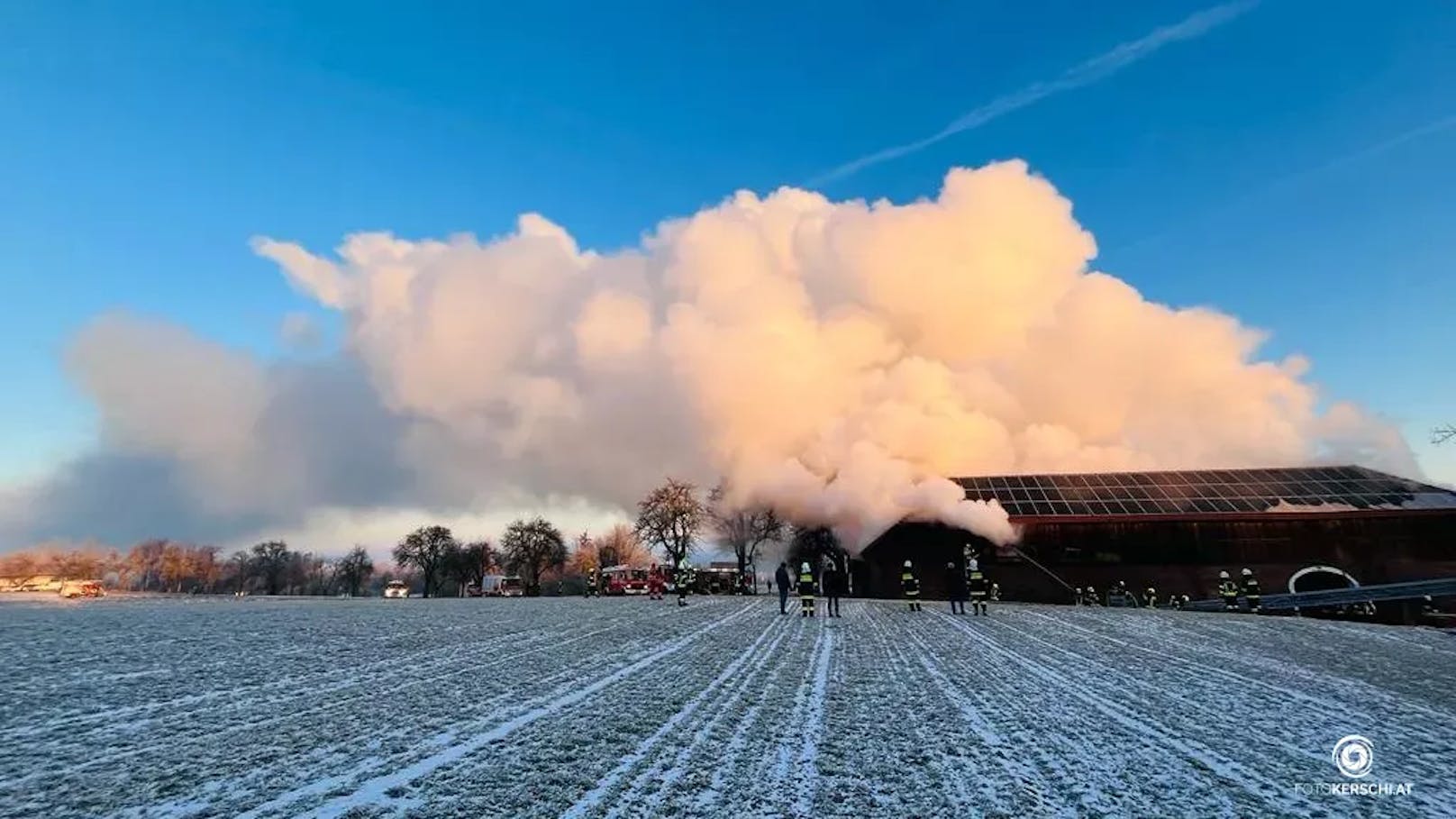 Die ersten Feuerwehren wurden um 07:21 Uhr alarmiert, darunter die Feuerwehren aus Schlüsslberg, Schnölzenberg, Tegernbach, Enzendorf, Gallspach, Grieskirchen und Kematen am Innbach, gefolgt von den Kräften aus Sulzbach und Kallham.