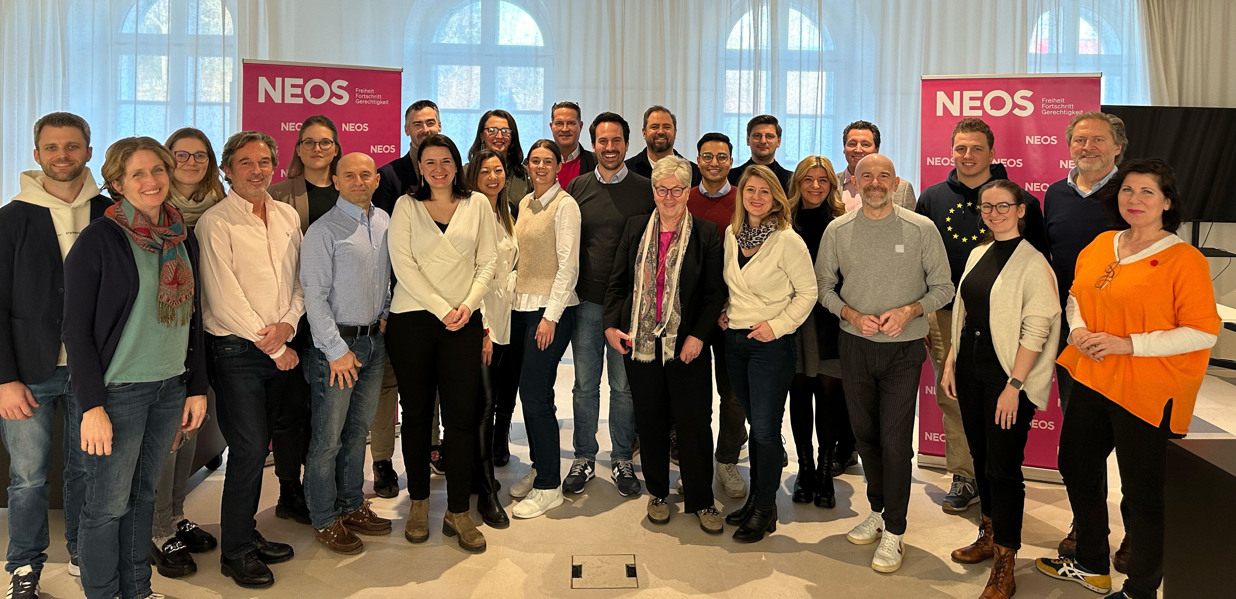 Neos Wien Landessprecher Christoph Wiederkehr (Mitte) mit den 23 frisch gewählten Bezirkssprechern.