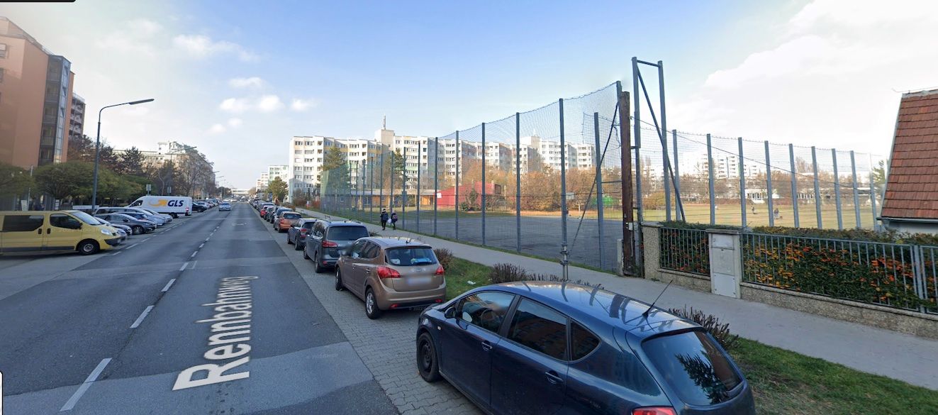 Hier am Rennbahnweg wird ein Radweg entstehen. Die Bauarbeiten machen einige Verkehrsmaßnahmen notwendig. 