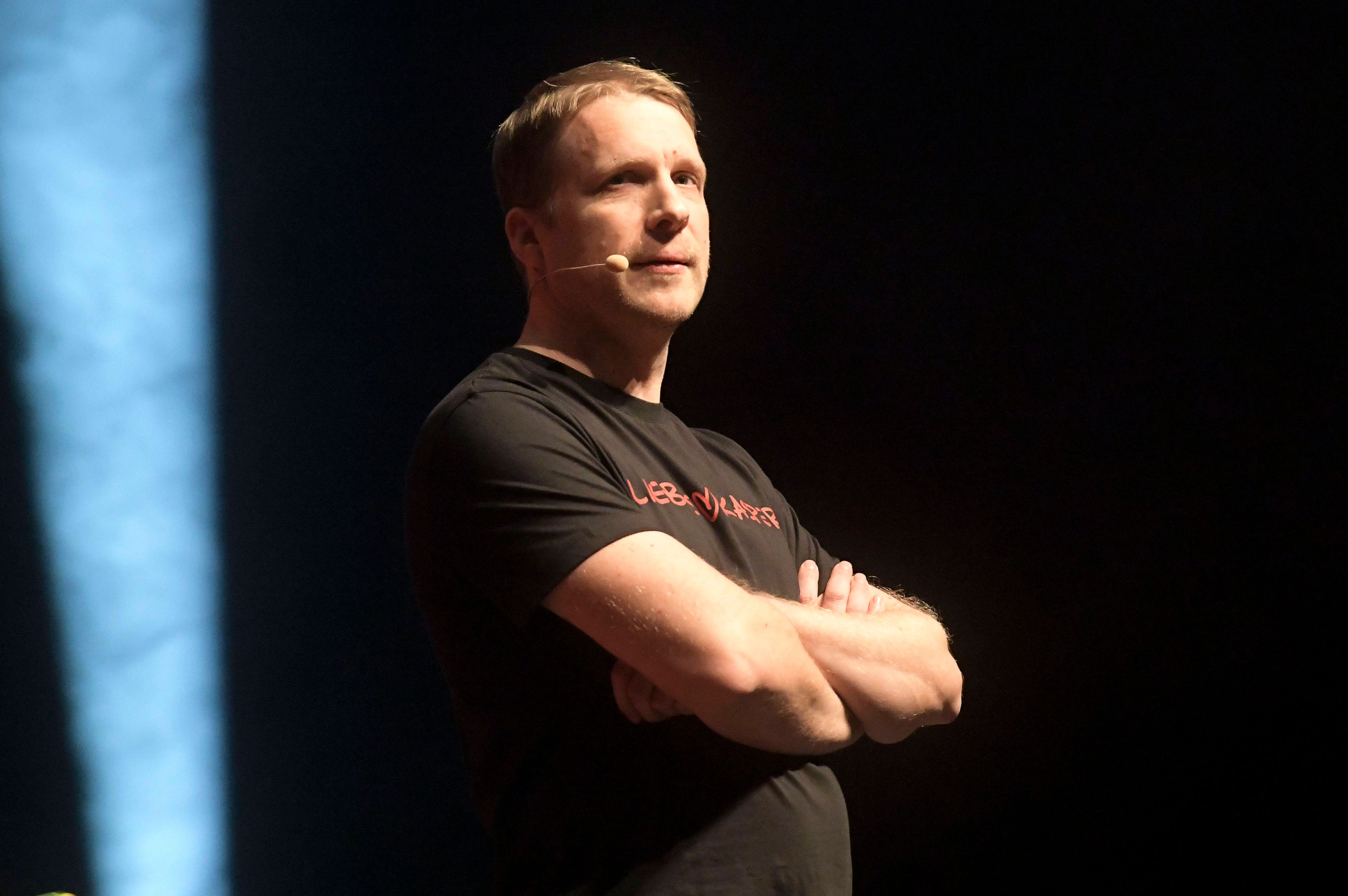 Oliver Pocher ist bei seiner Show in Hannover zwischendurch ungewohnt ernst und emotional.