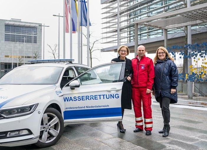 Wasserrettung: Landeshauptfrau Johanna Mikl-Leitner und Landesrätin Ulrike Königsberger-Ludwig (r.)