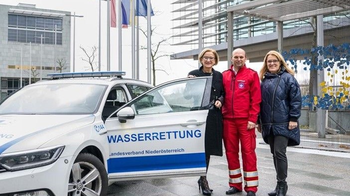 Wasserrettung: Landeshauptfrau Johanna Mikl-Leitner und Landesrätin Ulrike Königsberger-Ludwig (r.)