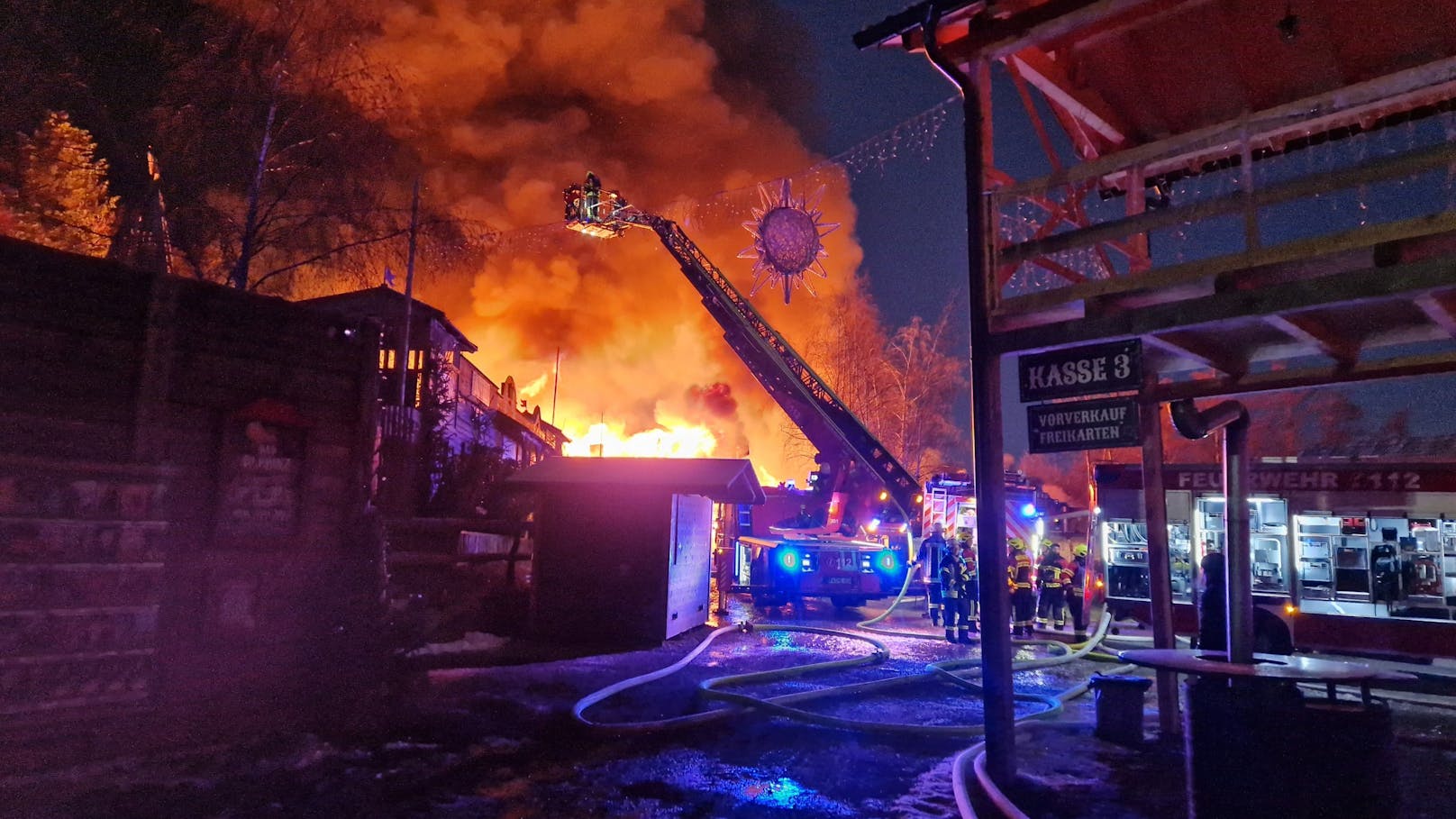 Der Westernpark in Eging am See steht in Flammen.