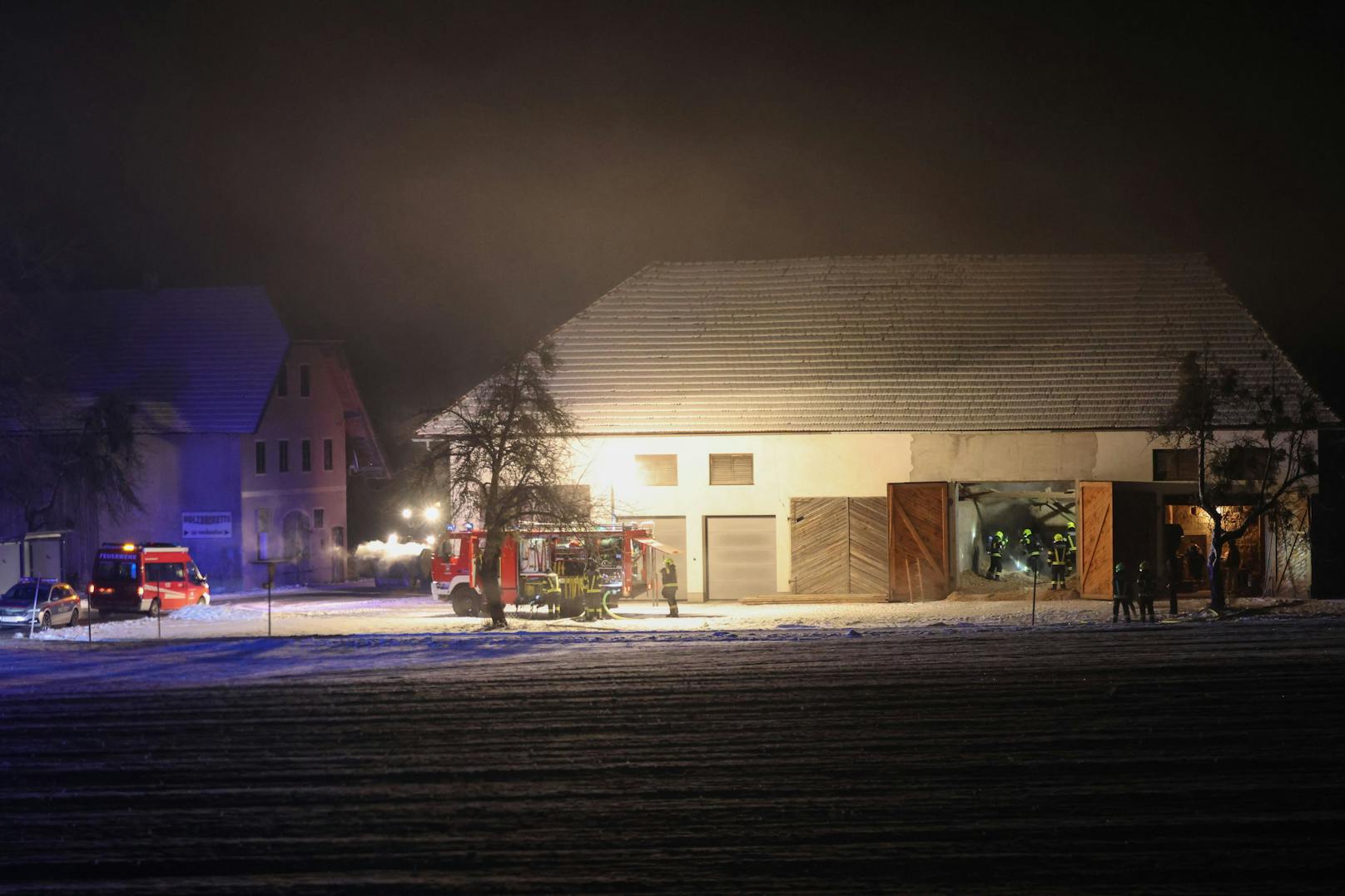 Drei Feuerwehren standen in der Nacht auf Sonntag bei einem Brand in einem Hackschnitzellager in Vorchdorf (Bezirk Gmunden) im Einsatz.