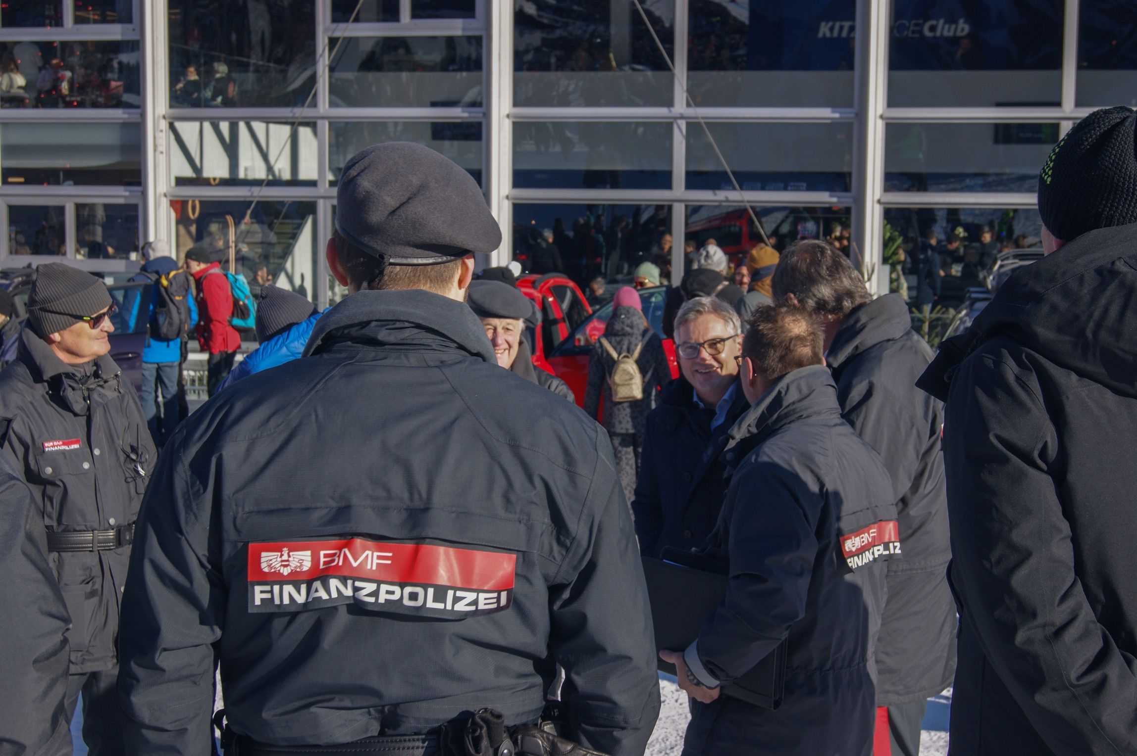 Einsatz für die Finanzpolizei in Kitzbühel: Events rund um das Hahnenkammrennen wurden kontrolliert.&nbsp;