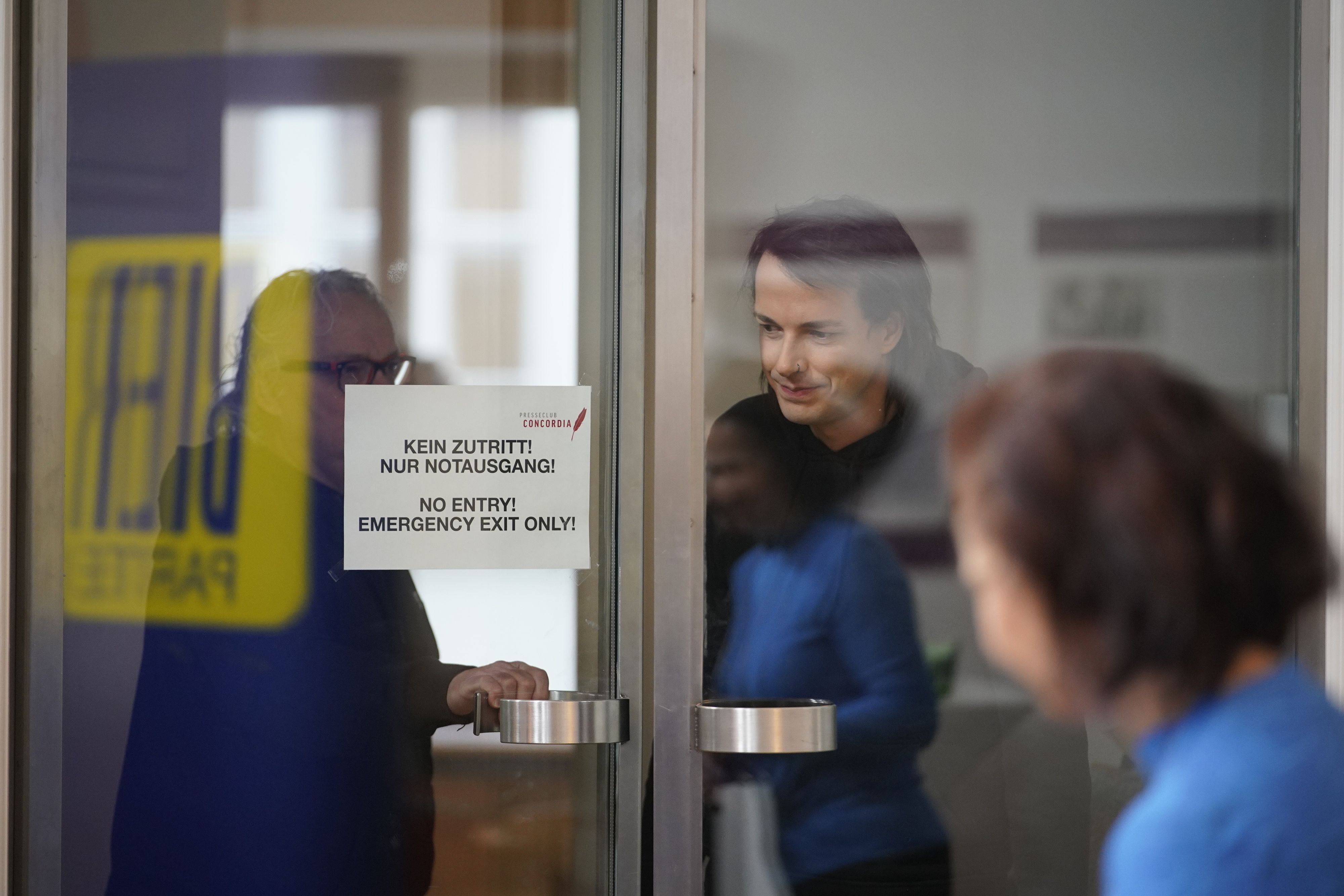 Marco Pogo hört politisch auf.