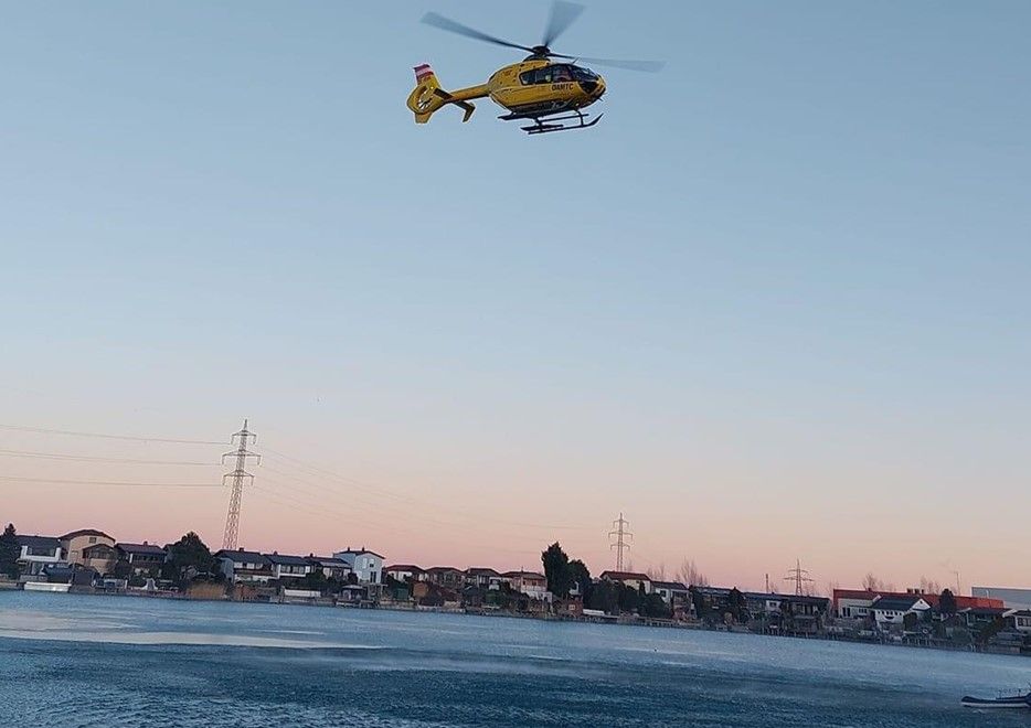Eisdrama in Leobendorf: Ein Jugendlicher (2009 geboren) schwebt in Lebensgefahr.